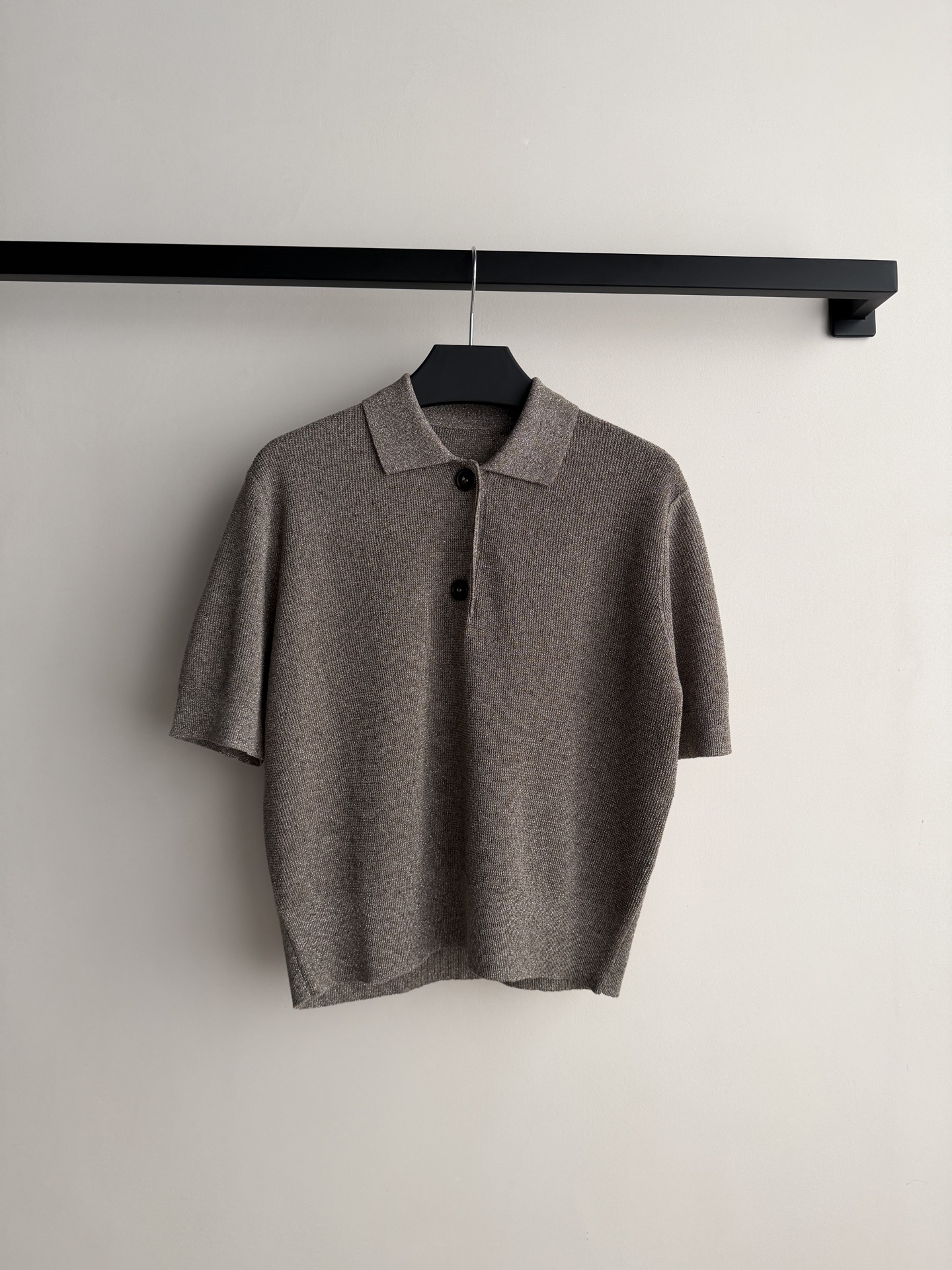 Brunello Cucinelli🆕bc的灰色针织Polo衫，采用高品质棉混纺纱线，柔软透气，亲肤舒适