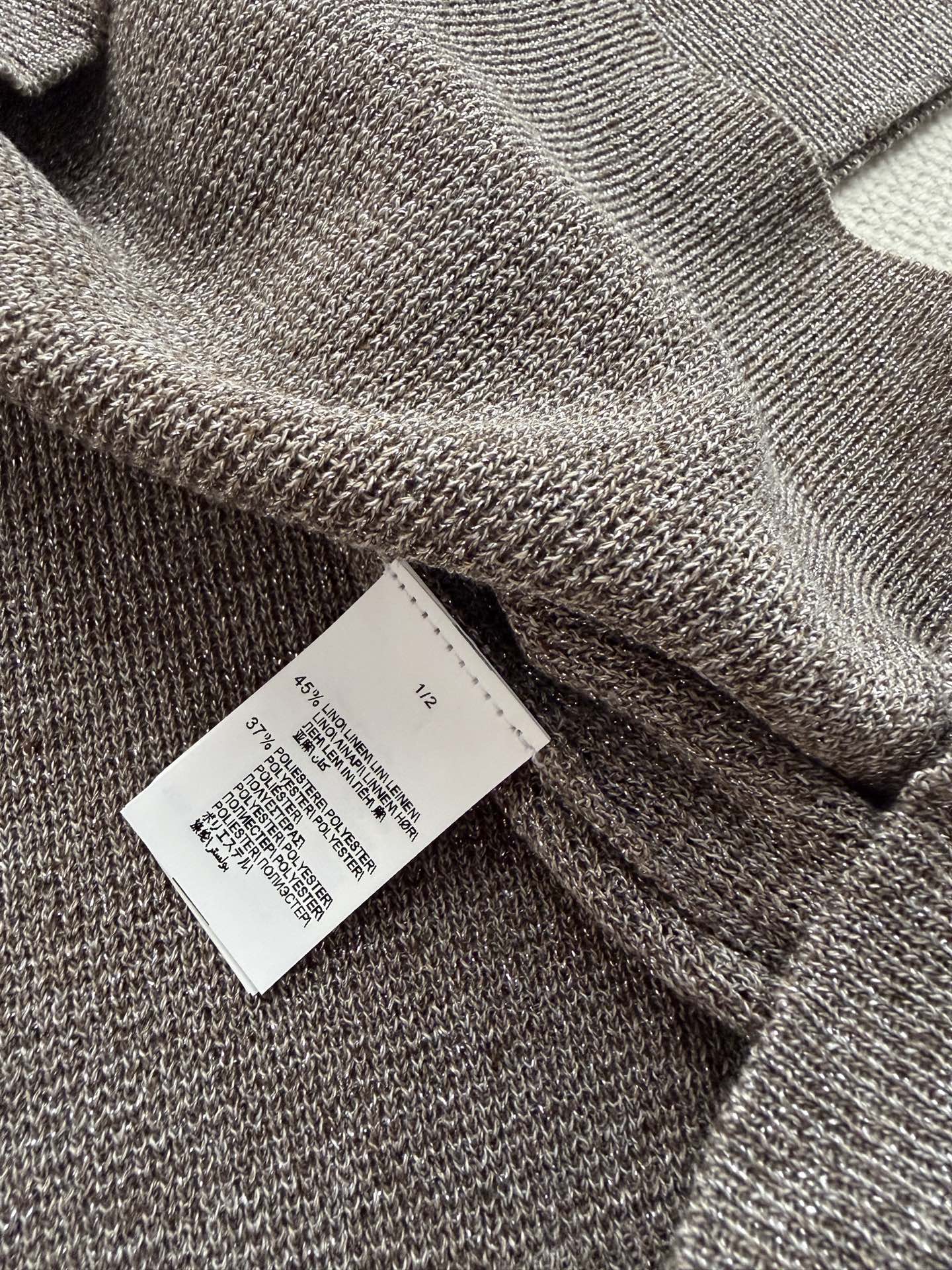 Brunello Cucinelli🆕bc的灰色针织衫，采用高品质棉混纺纱线，柔软透气，亲肤舒适。经典圆