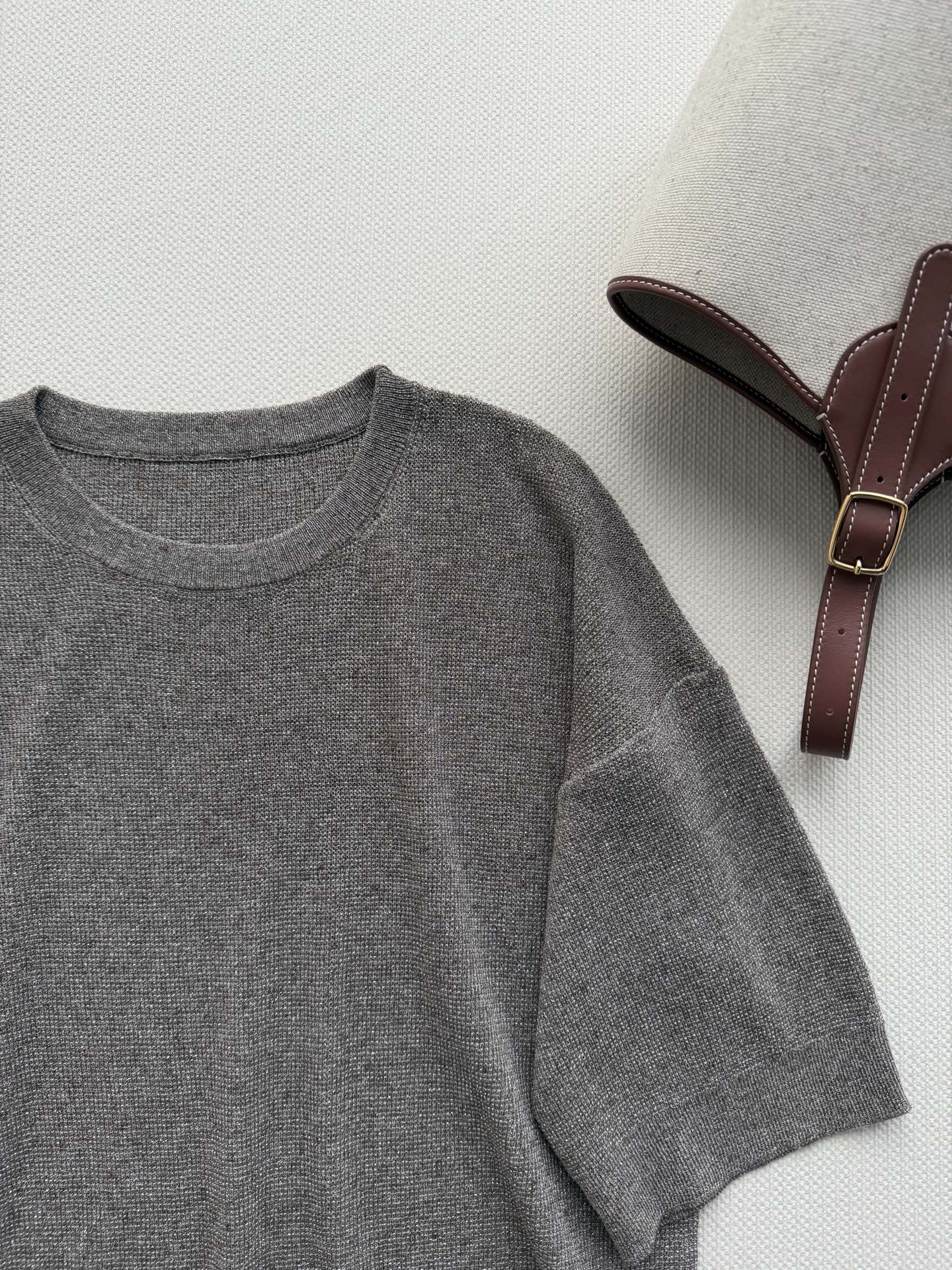 Brunello Cucinelli🆕bc的灰色针织衫，采用高品质棉混纺纱线，柔软透气，亲肤舒适。经典圆