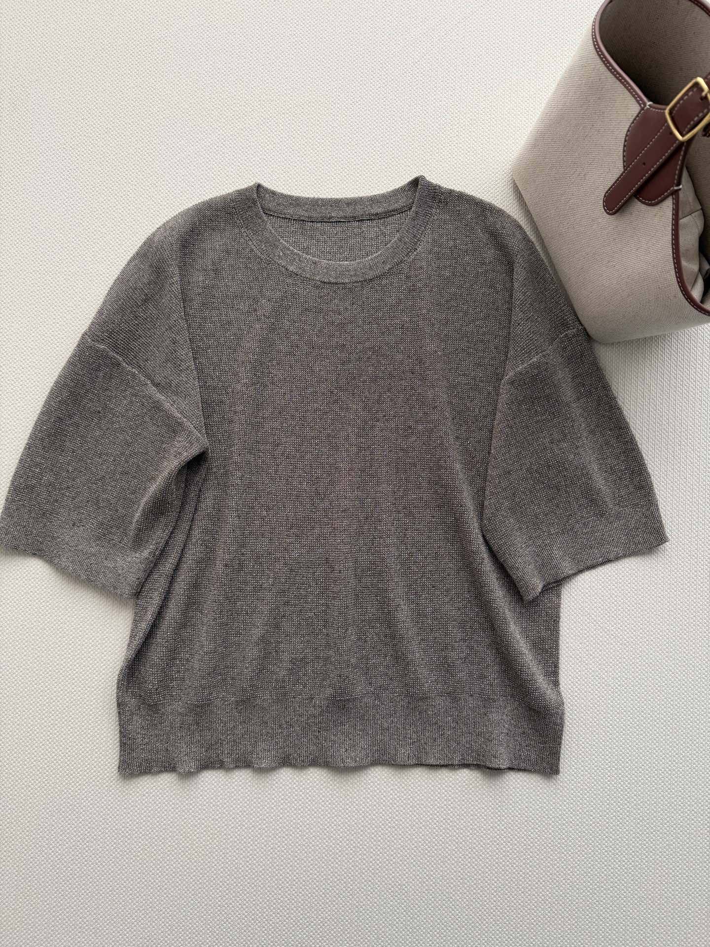 Brunello Cucinelli🆕bc的灰色针织衫，采用高品质棉混纺纱线，柔软透气，亲肤舒适。经典圆