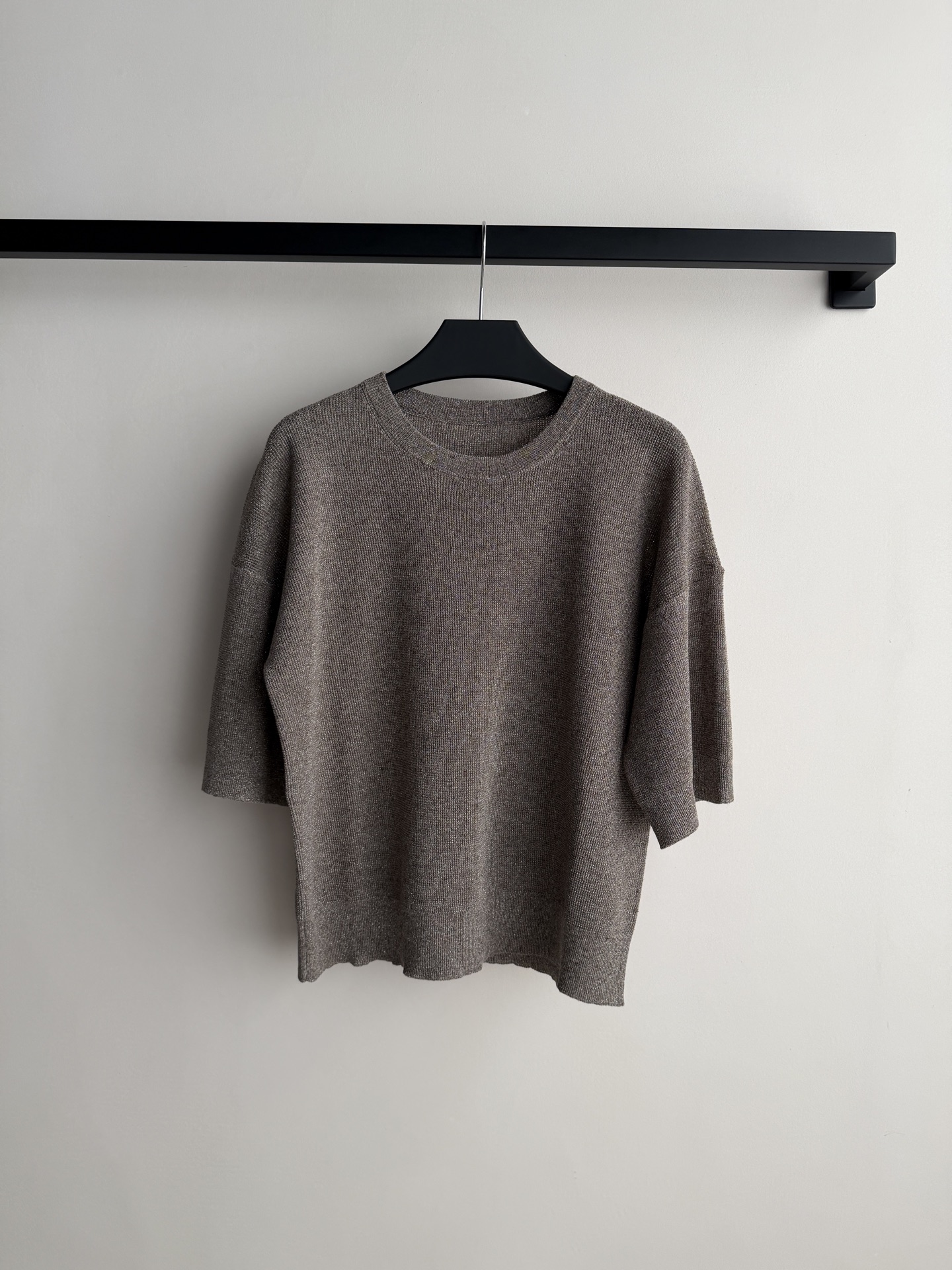 Brunello Cucinelli🆕bc的灰色针织衫，采用高品质棉混纺纱线，柔软透气，亲肤舒适。经典圆