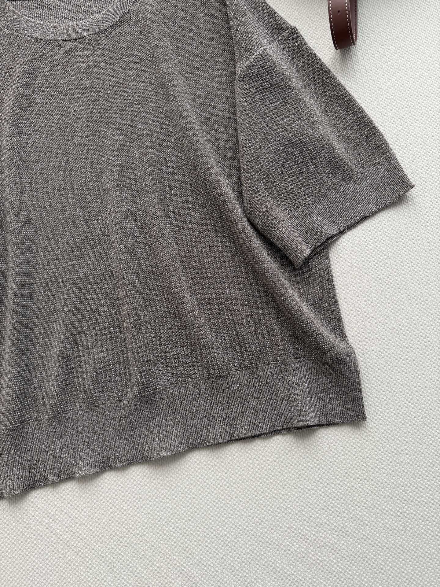 Brunello Cucinelli🆕bc的灰色针织衫，采用高品质棉混纺纱线，柔软透气，亲肤舒适。经典圆