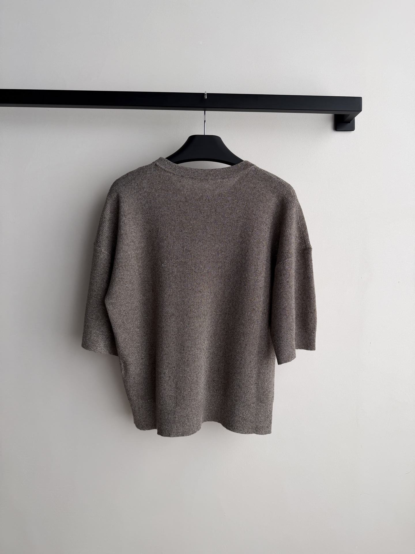 Brunello Cucinelli🆕bc的灰色针织衫，采用高品质棉混纺纱线，柔软透气，亲肤舒适。经典圆