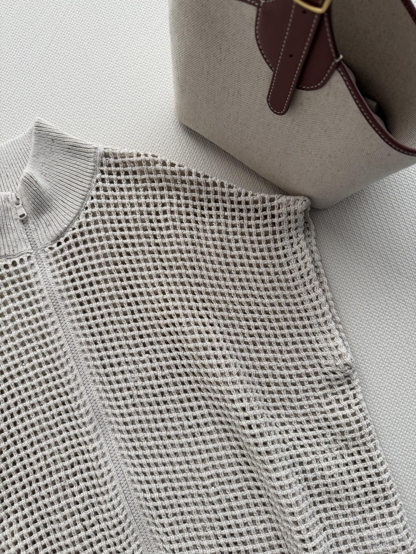 Brunello Cucinelli🆕bc春夏系列燕麦色网眼拉链针织衫，采用埃及长绒棉，5针工艺织造，质