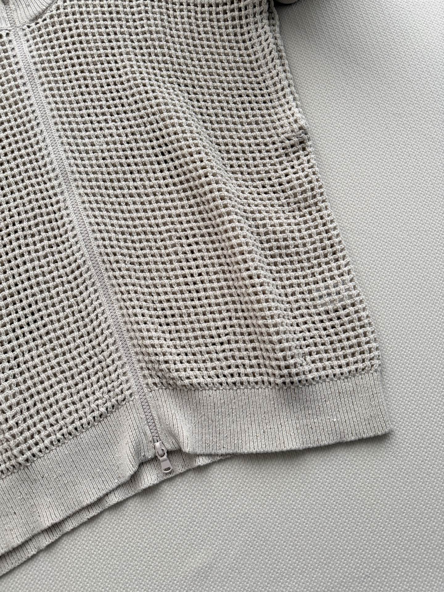 Brunello Cucinelli🆕bc春夏系列燕麦色网眼拉链针织衫，采用埃及长绒棉，5针工艺织造，质