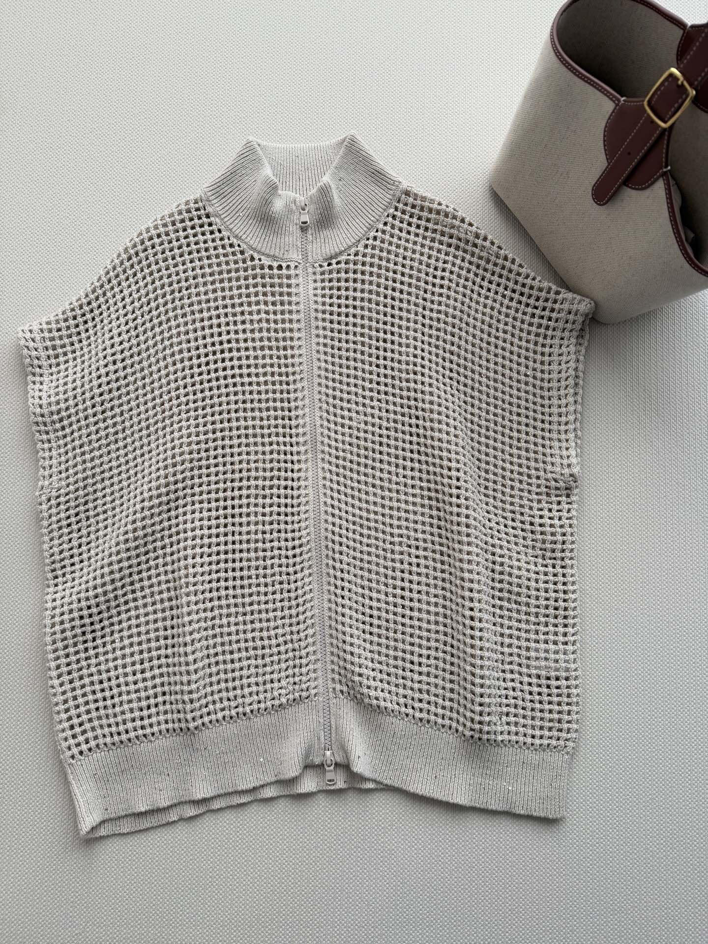Brunello Cucinelli🆕bc春夏系列燕麦色网眼拉链针织衫，采用埃及长绒棉，5针工艺织造，质