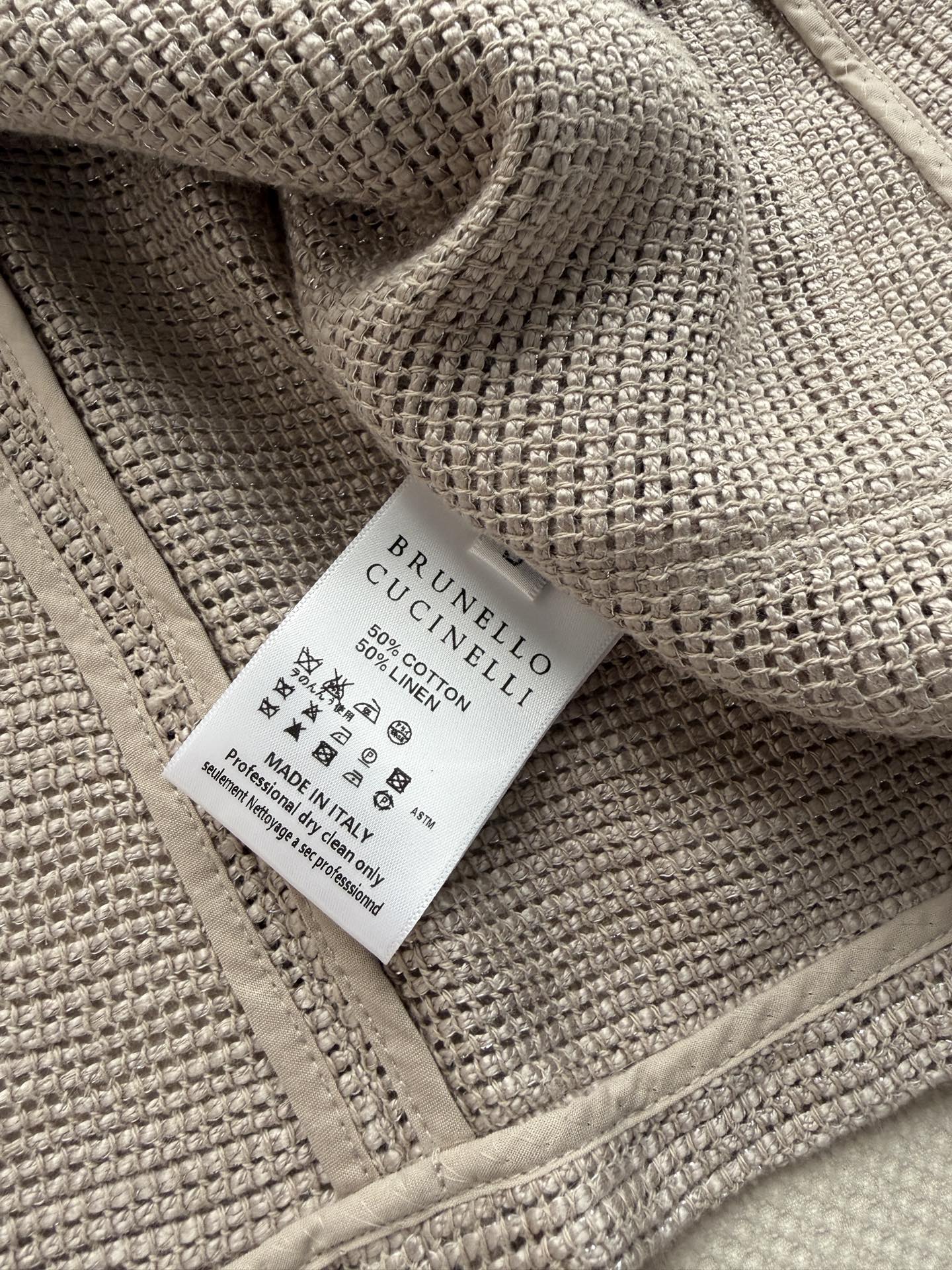 Brunello Cucinelli🆕bc春夏系列燕麦色网眼马甲，采用埃及长绒棉，5针工艺织造，质地轻盈