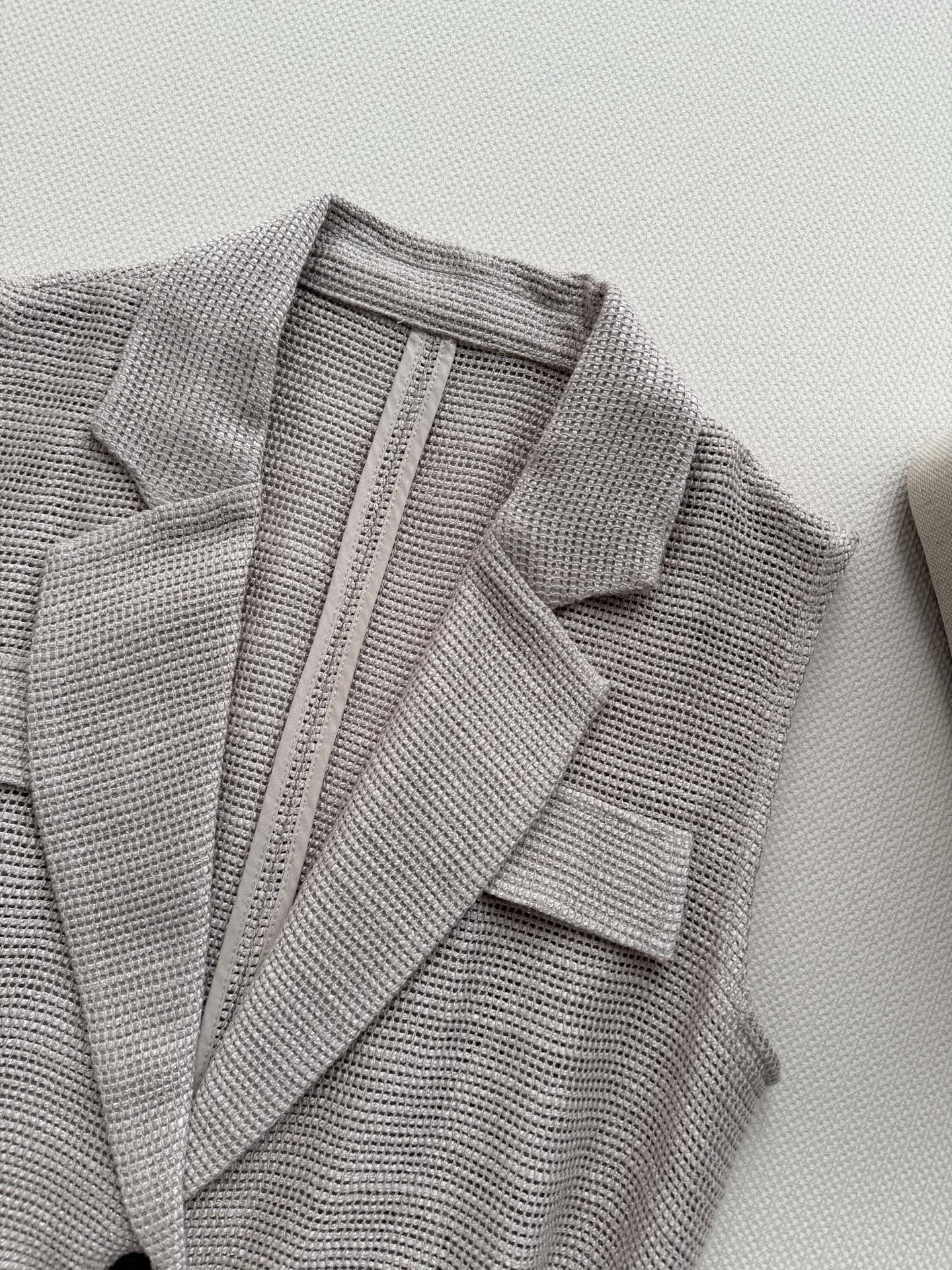 Brunello Cucinelli🆕bc春夏系列燕麦色网眼马甲，采用埃及长绒棉，5针工艺织造，质地轻盈