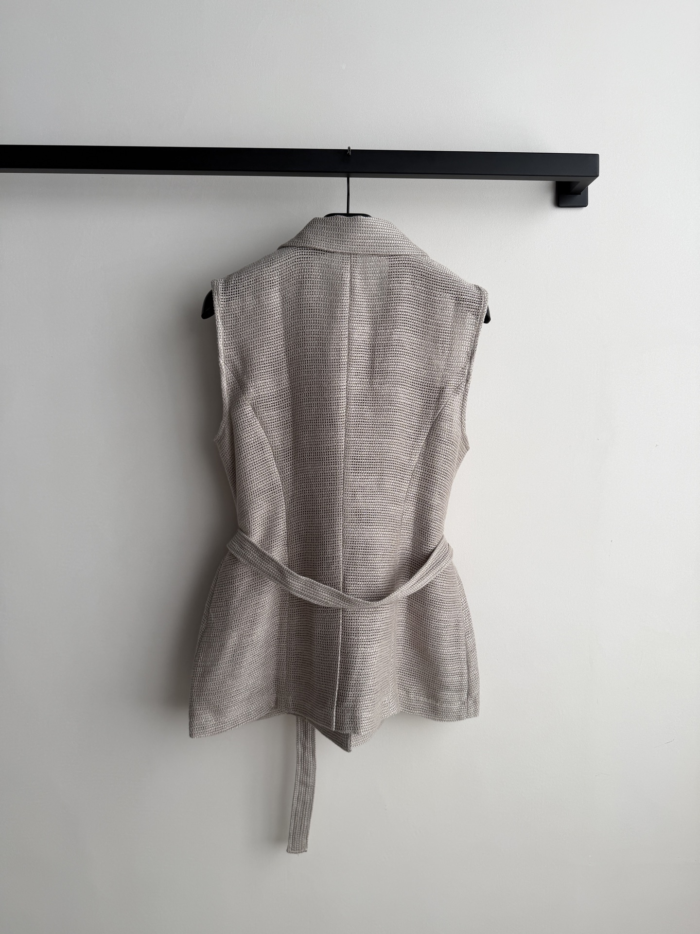 Brunello Cucinelli🆕bc春夏系列燕麦色网眼马甲，采用埃及长绒棉，5针工艺织造，质地轻盈