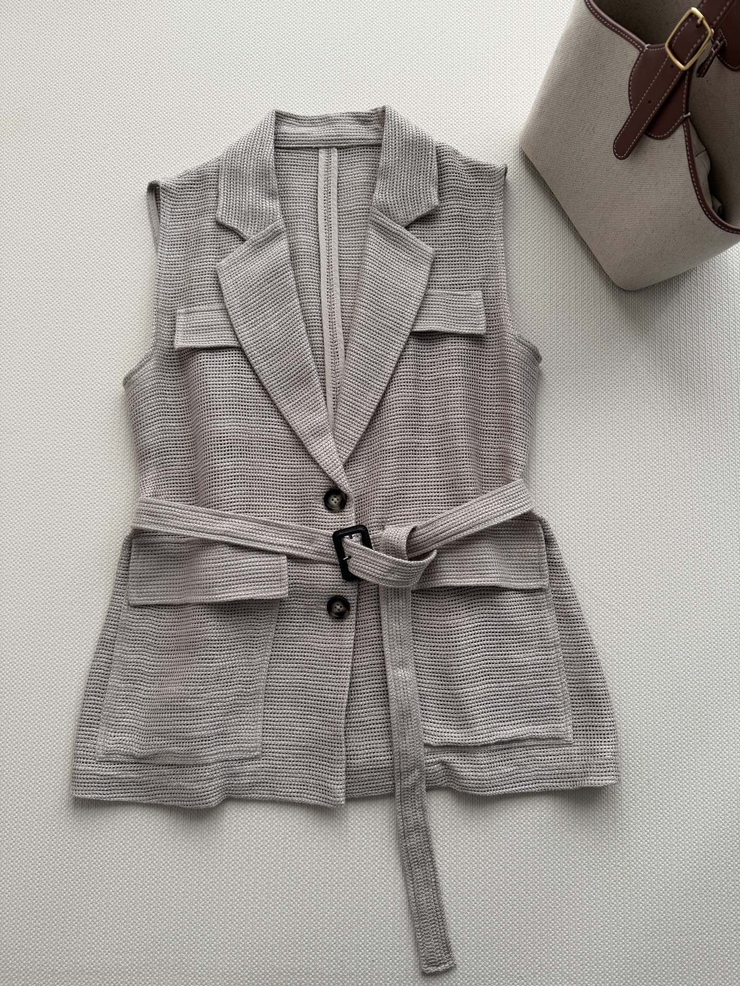 Brunello Cucinelli🆕bc春夏系列燕麦色网眼马甲，采用埃及长绒棉，5针工艺织造，质地轻盈