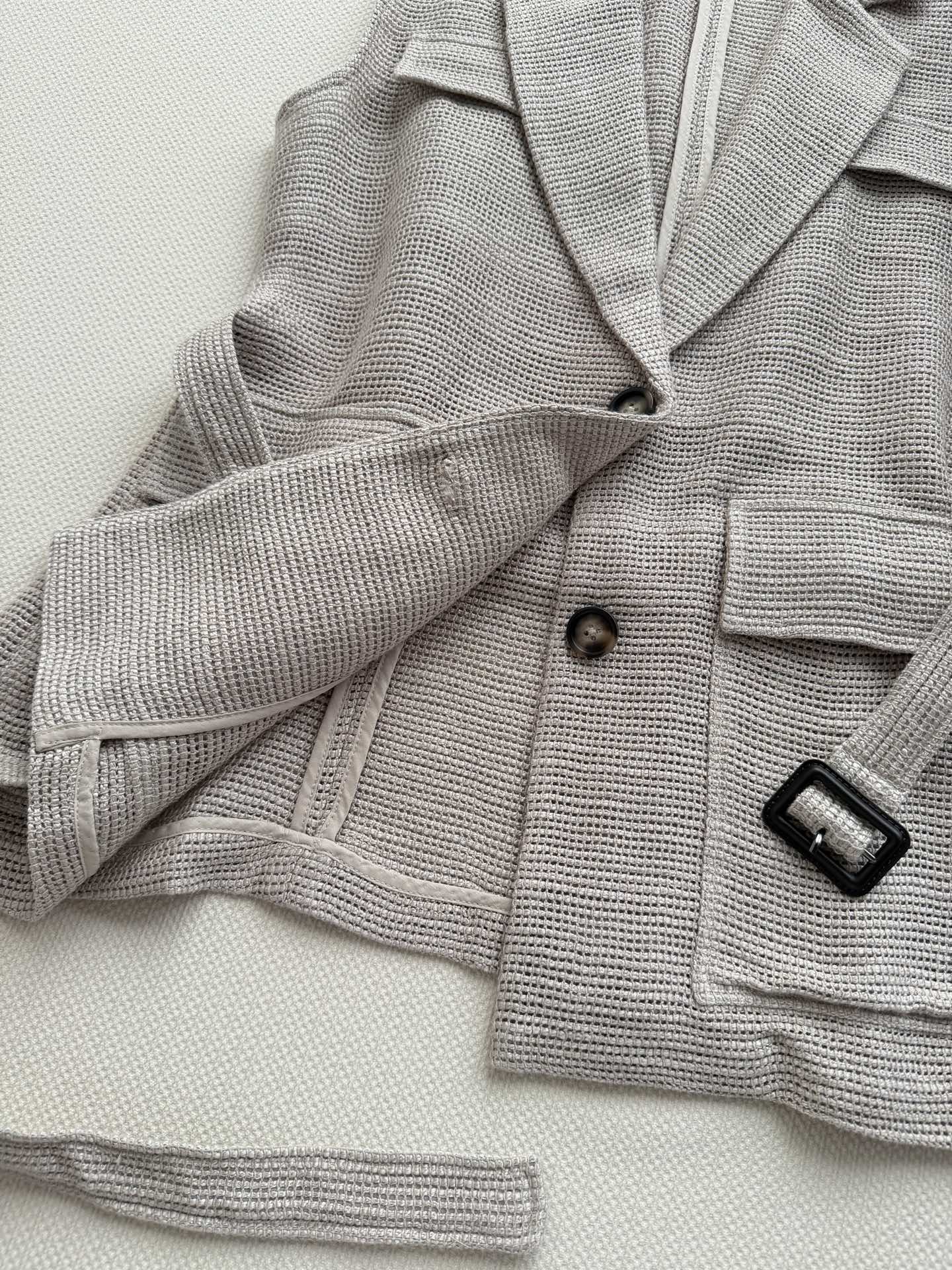 Brunello Cucinelli🆕bc春夏系列燕麦色网眼马甲，采用埃及长绒棉，5针工艺织造，质地轻盈