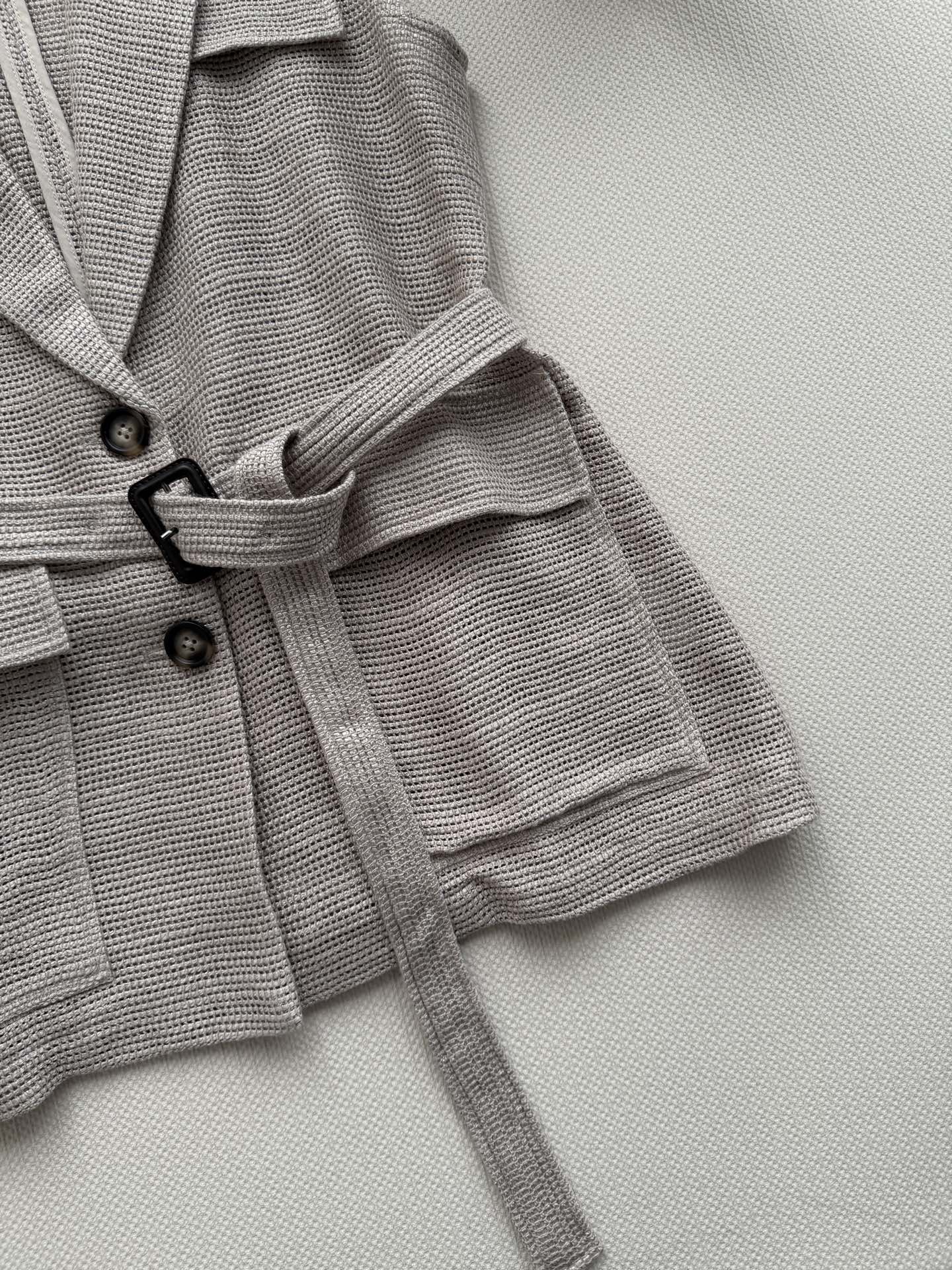 Brunello Cucinelli🆕bc春夏系列燕麦色网眼马甲，采用埃及长绒棉，5针工艺织造，质地轻盈