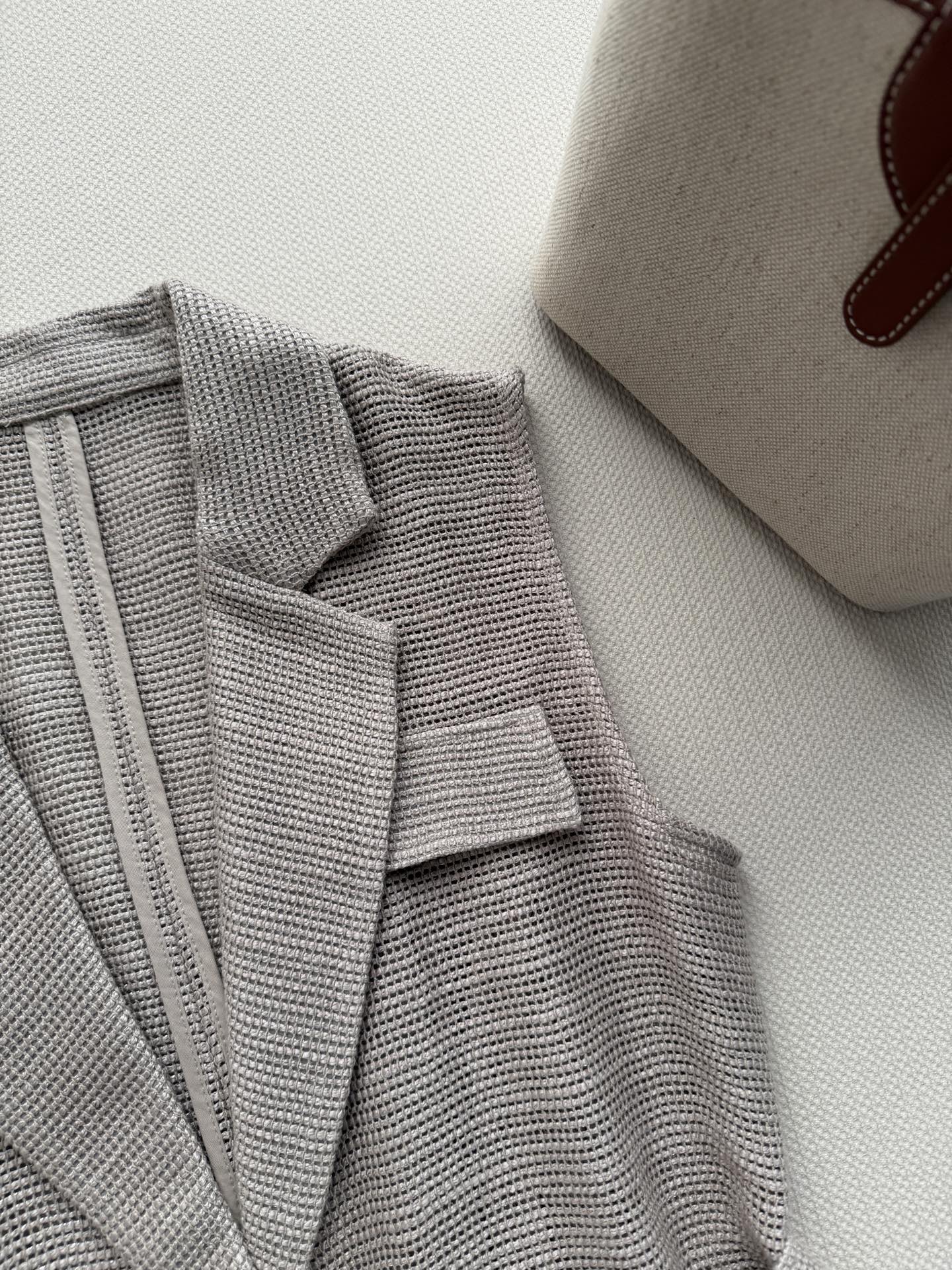 Brunello Cucinelli🆕bc春夏系列燕麦色网眼马甲，采用埃及长绒棉，5针工艺织造，质地轻盈