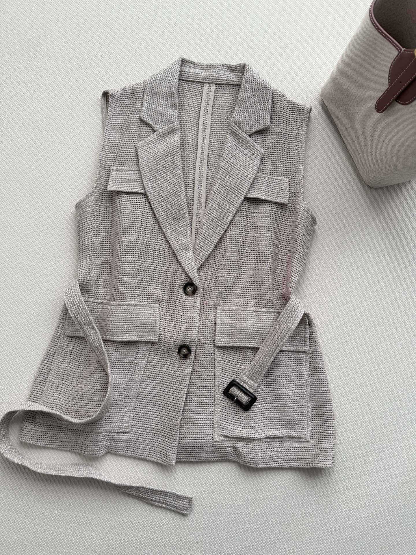 Brunello Cucinelli🆕bc春夏系列燕麦色网眼马甲，采用埃及长绒棉，5针工艺织造，质地轻盈