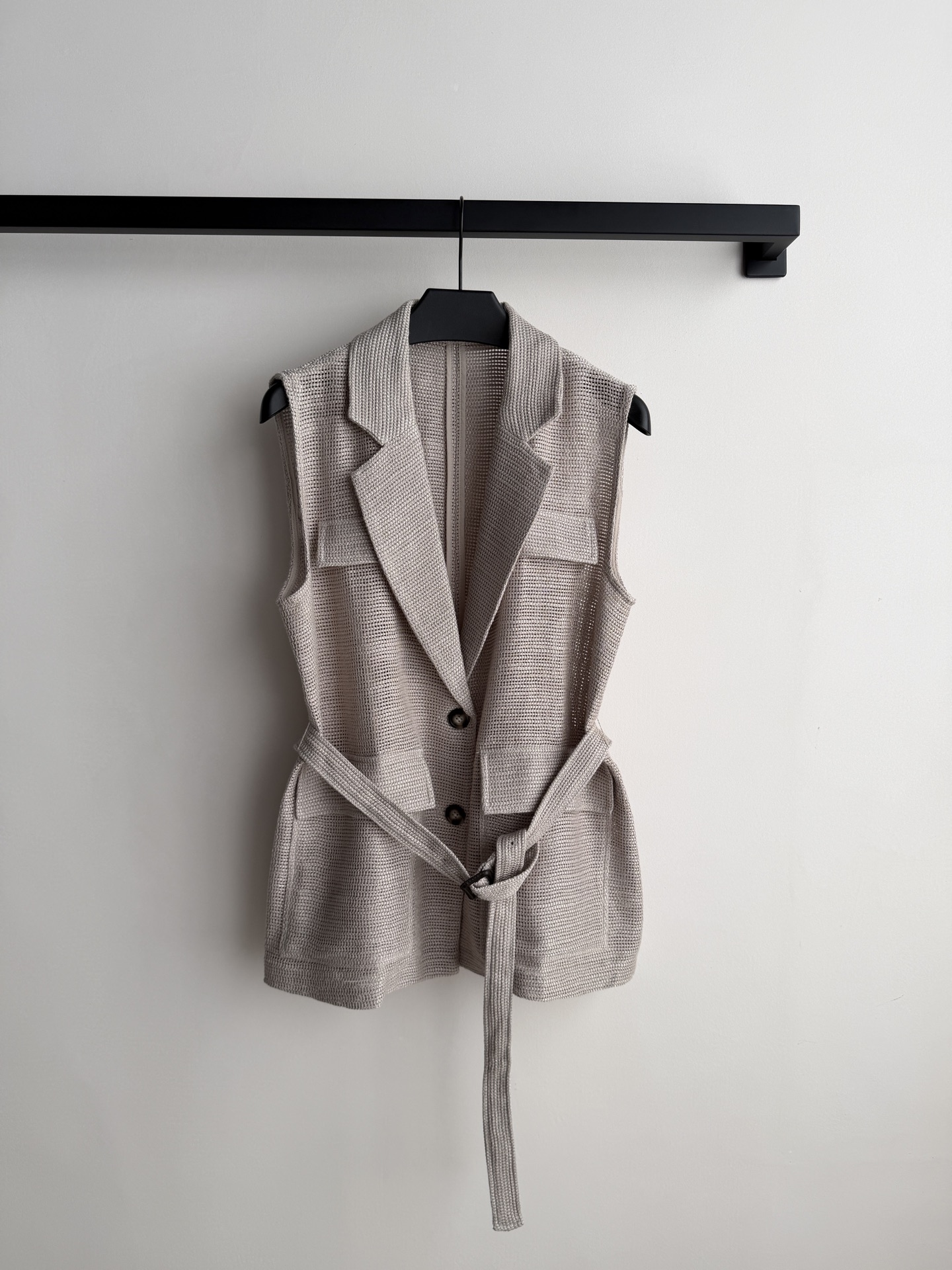 Brunello Cucinelli🆕bc春夏系列燕麦色网眼马甲，采用埃及长绒棉，5针工艺织造，质地轻盈