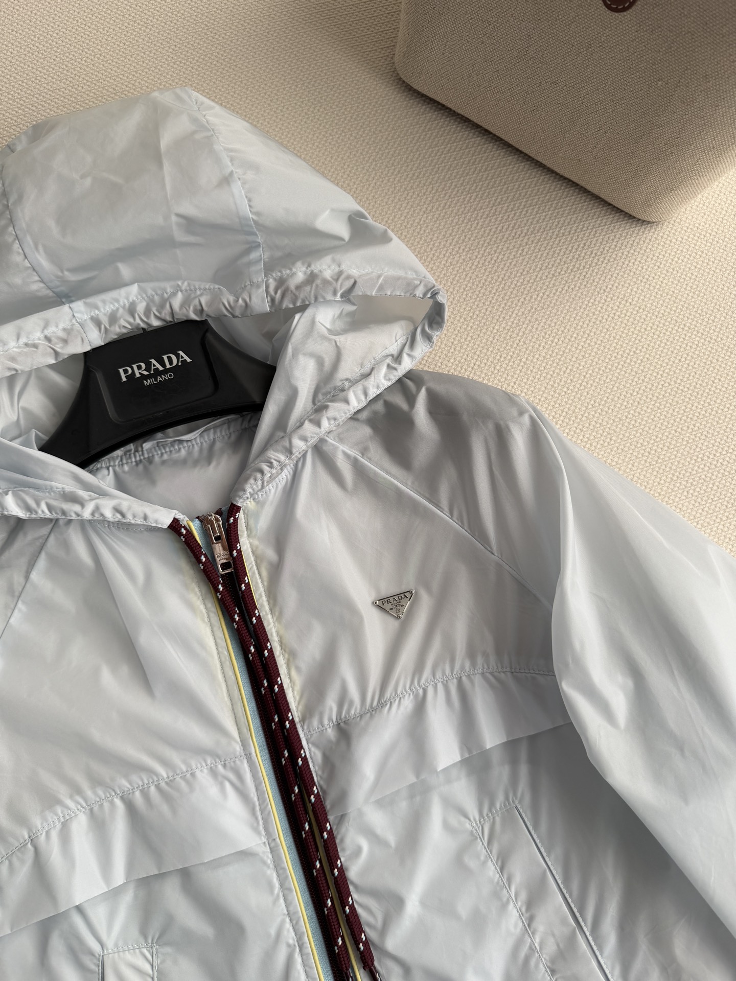 Prad*🆕新款防晒风衣，春夏系列蓝色连帽尼龙外套，采用轻薄再生尼龙，防风透气，春夏穿超舒服！短款剪裁显