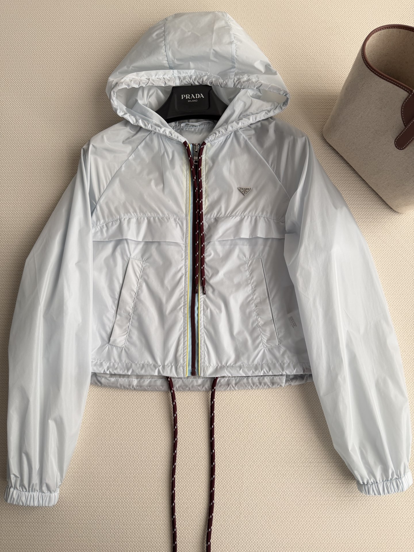 Prad*🆕新款防晒风衣，春夏系列蓝色连帽尼龙外套，采用轻薄再生尼龙，防风透气，春夏穿超舒服！短款剪裁显