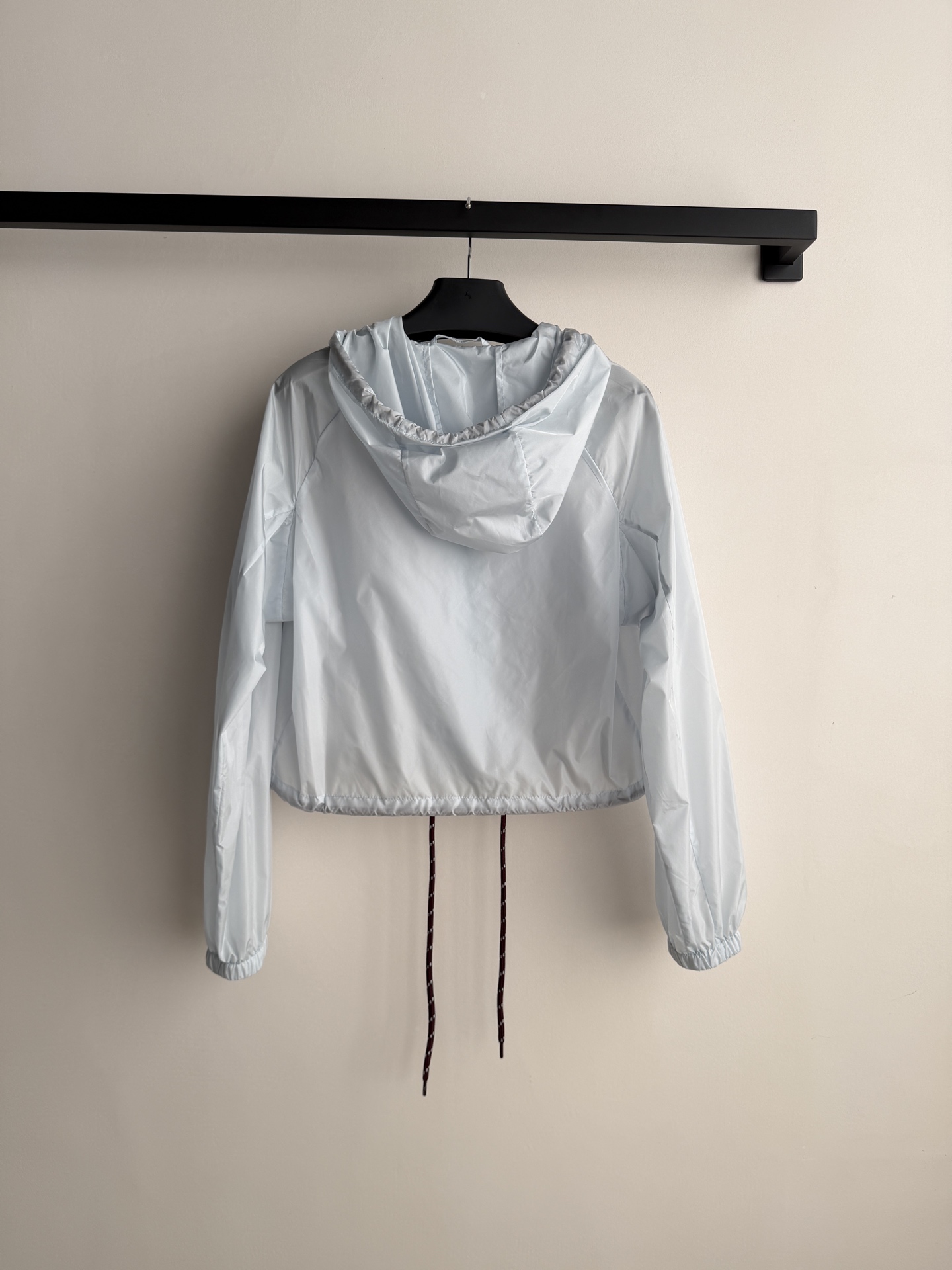 Prad*🆕新款防晒风衣，春夏系列蓝色连帽尼龙外套，采用轻薄再生尼龙，防风透气，春夏穿超舒服！短款剪裁显