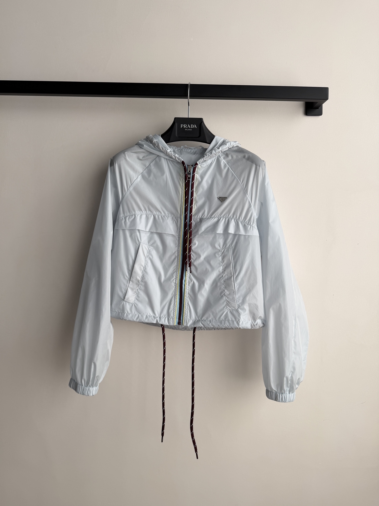 Prad*🆕新款防晒风衣，春夏系列蓝色连帽尼龙外套，采用轻薄再生尼龙，防风透气，春夏穿超舒服！短款剪裁显