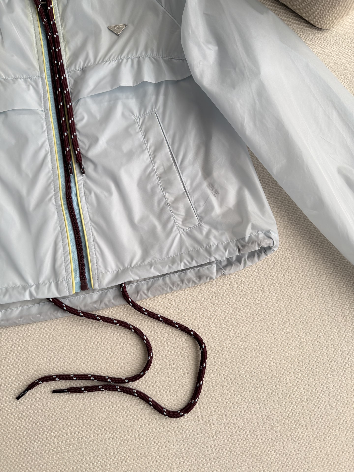 Prad*🆕新款防晒风衣，春夏系列蓝色连帽尼龙外套，采用轻薄再生尼龙，防风透气，春夏穿超舒服！短款剪裁显