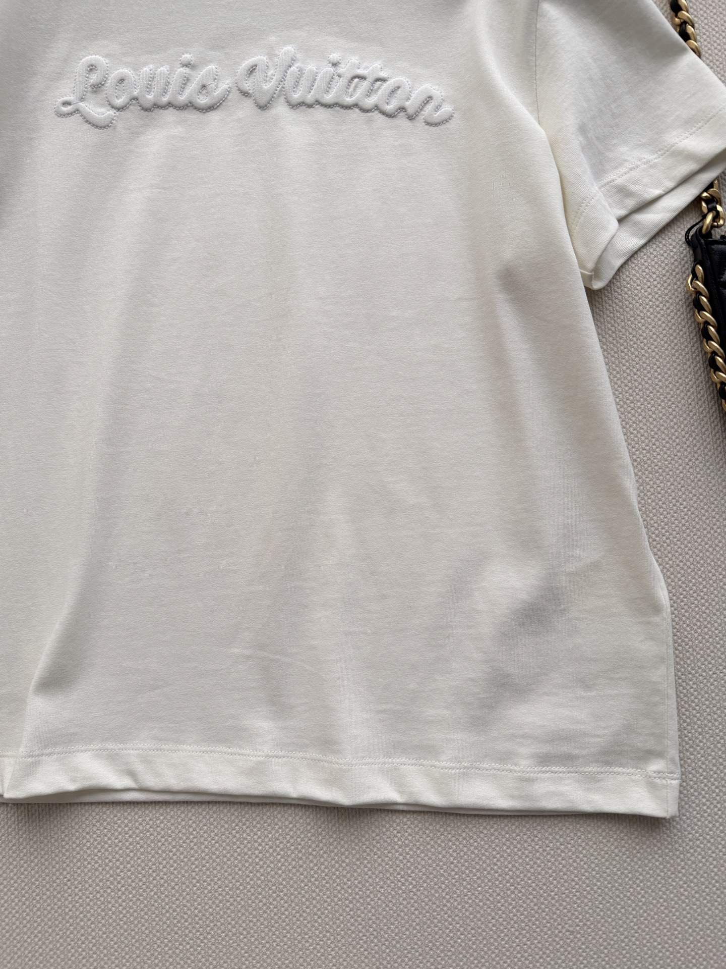 LouisVuitto*🆕新款短袖T恤，浮雕Logo短袖T恤，采用高品质棉质面料，柔软透气，夏天穿超舒服