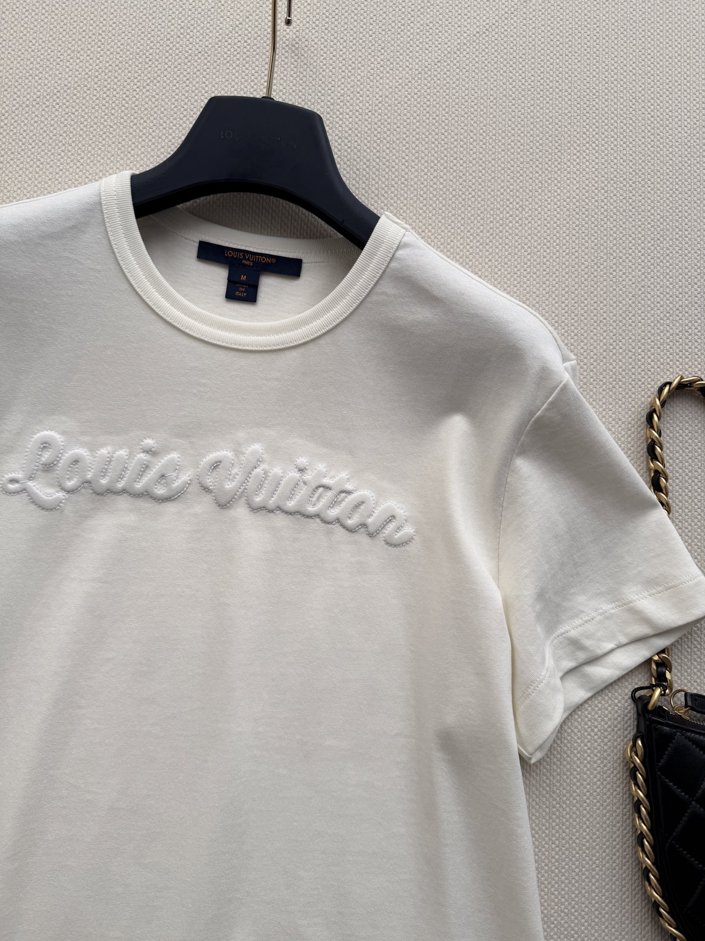 LouisVuitto*🆕新款短袖T恤，浮雕Logo短袖T恤，采用高品质棉质面料，柔软透气，夏天穿超舒服