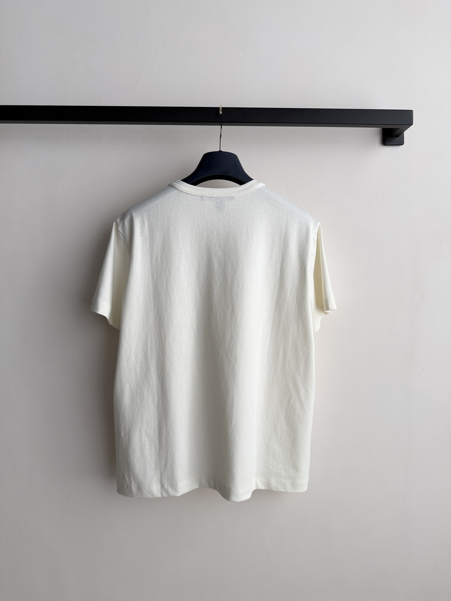 LouisVuitto*🆕新款短袖T恤，浮雕Logo短袖T恤，采用高品质棉质面料，柔软透气，夏天穿超舒服