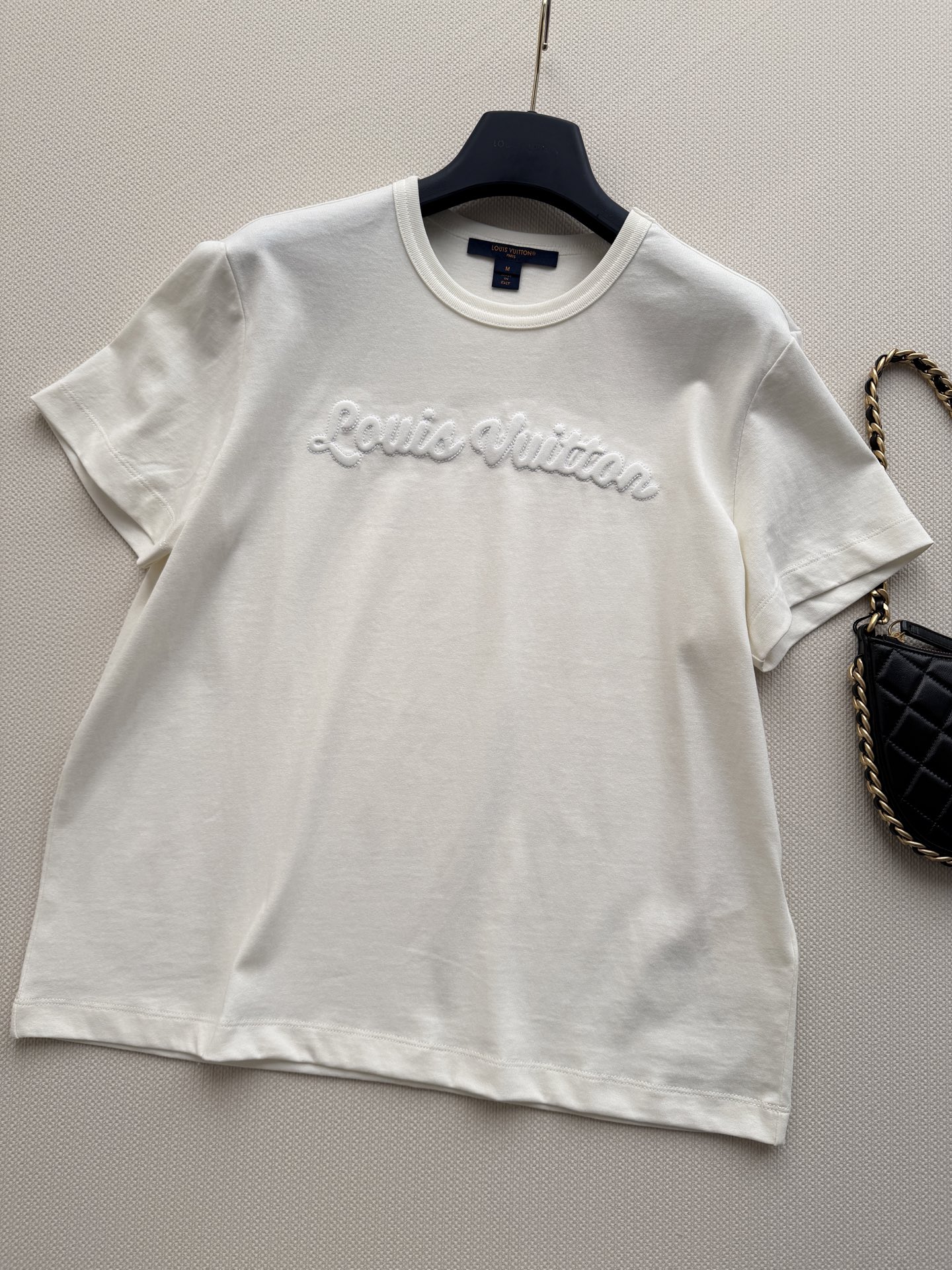 LouisVuitto*🆕新款短袖T恤，浮雕Logo短袖T恤，采用高品质棉质面料，柔软透气，夏天穿超舒服