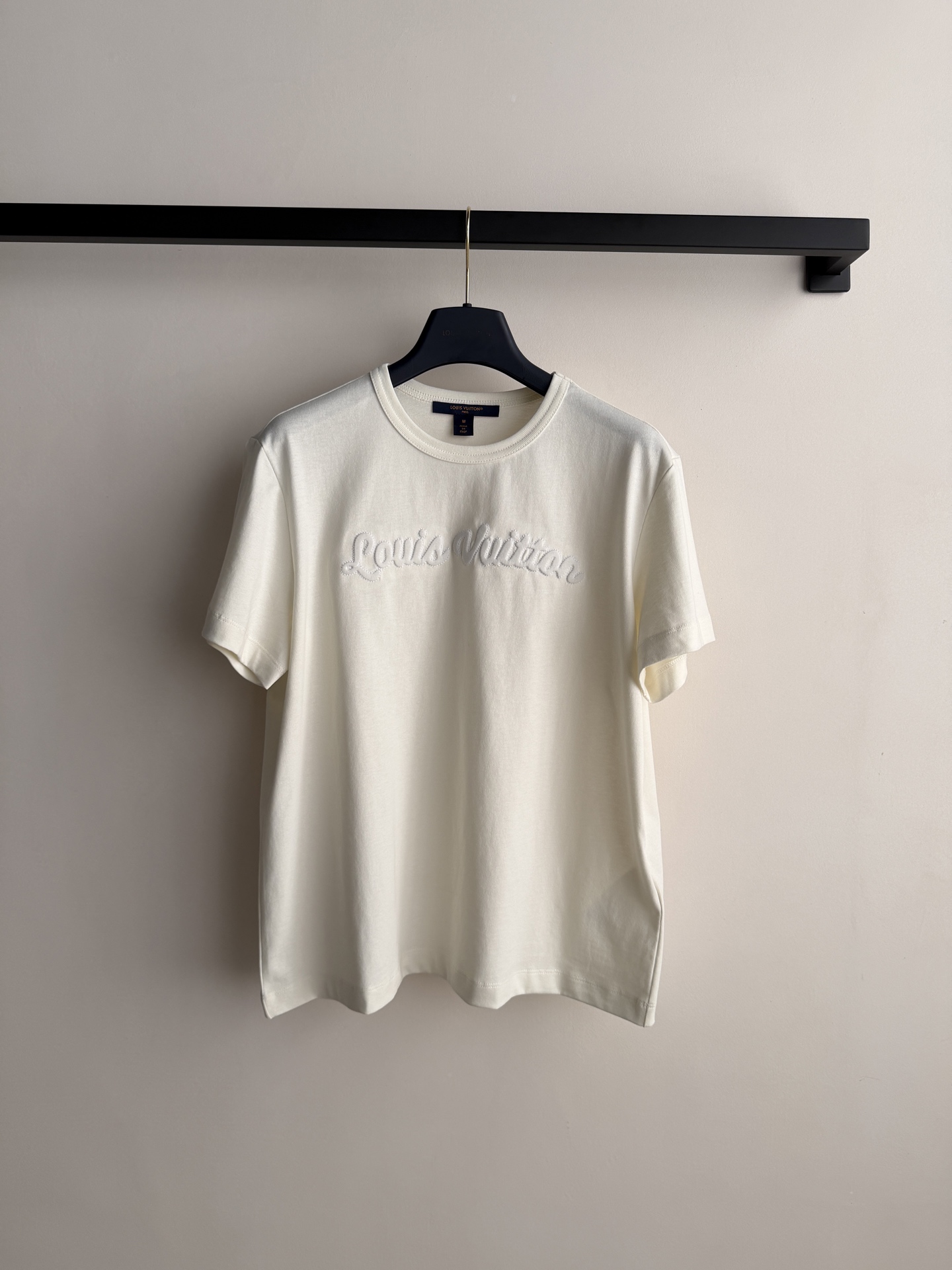 LouisVuitto*🆕新款短袖T恤，浮雕Logo短袖T恤，采用高品质棉质面料，柔软透气，夏天穿超舒服