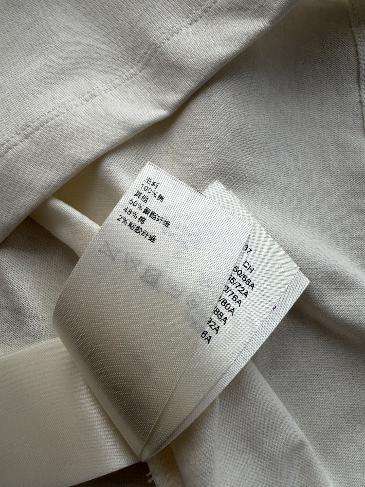 LouisVuitto*🆕新款短袖T恤，浮雕Logo短袖T恤，采用高品质棉质面料，柔软透气，夏天穿超舒服