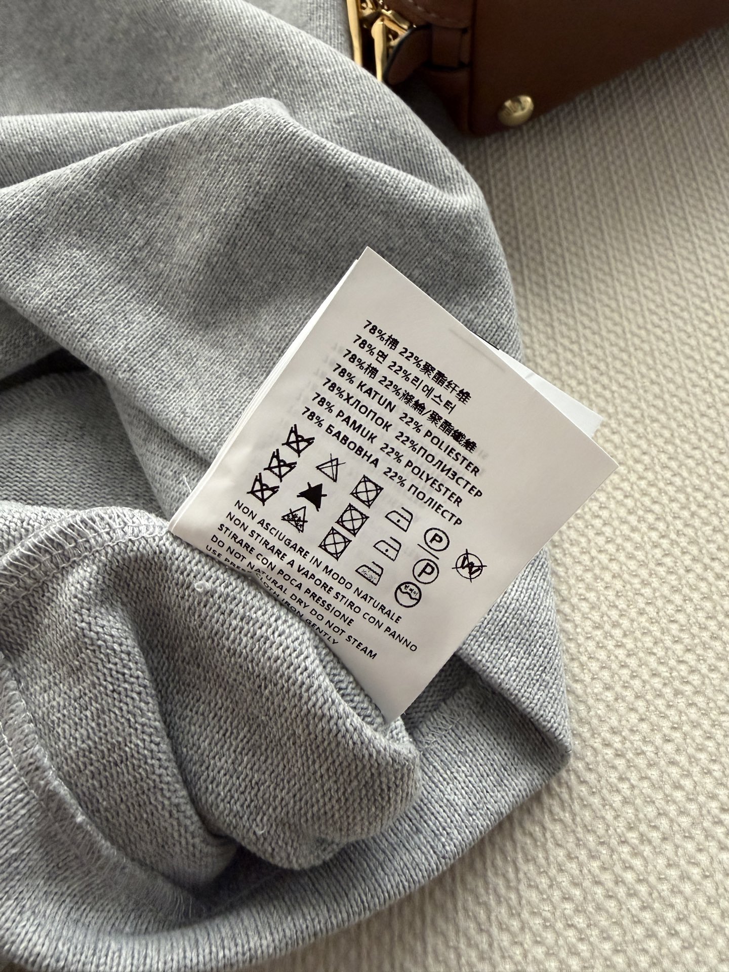 Miumi*🆕26新款 灰调荷叶边 把温柔焊在身上 层叠荷叶袖，是藏不住的少女心呀 浅灰+荷叶边，温柔与