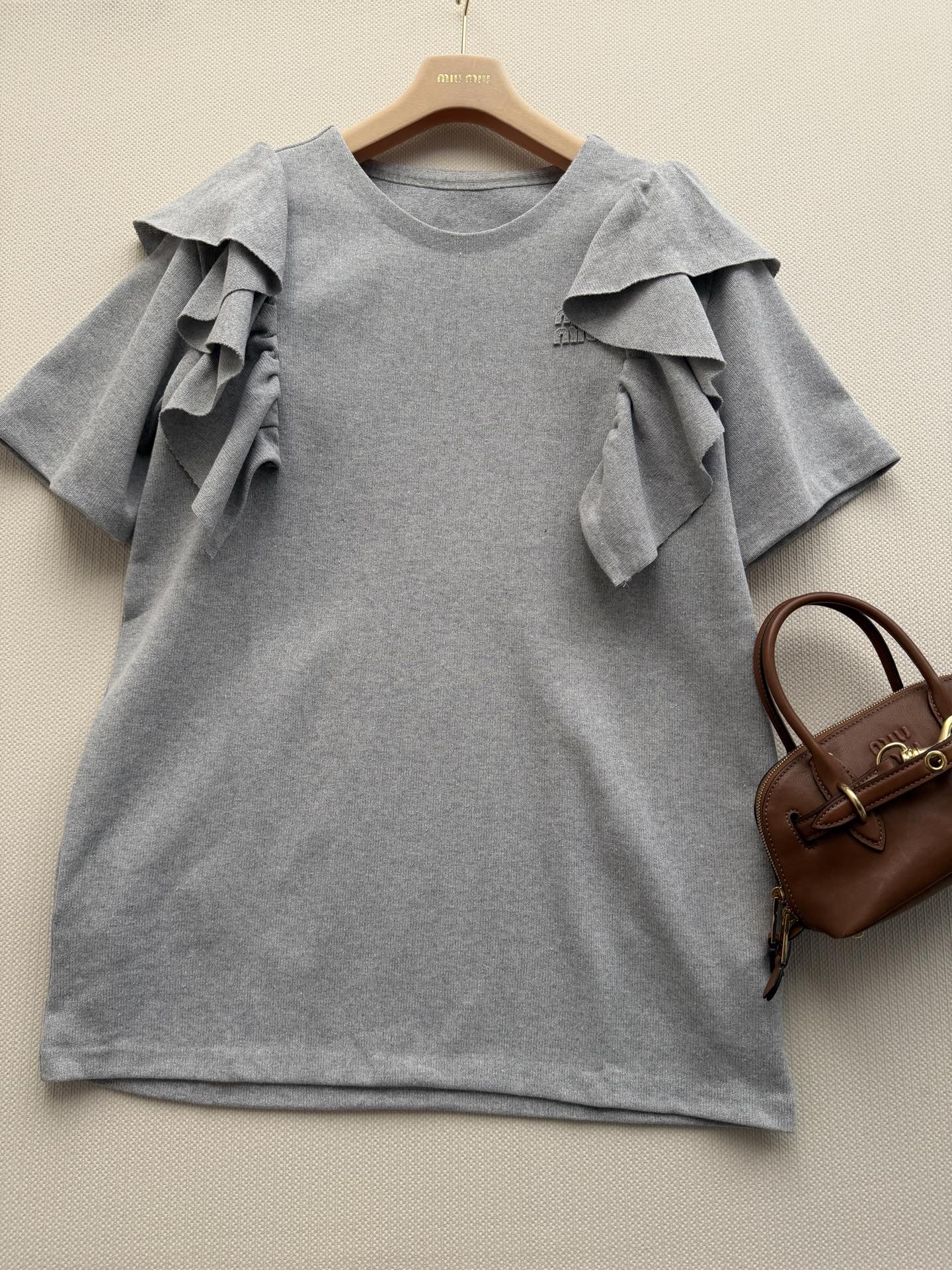 Miumi*🆕26新款 灰调荷叶边 把温柔焊在身上 层叠荷叶袖，是藏不住的少女心呀 浅灰+荷叶边，温柔与