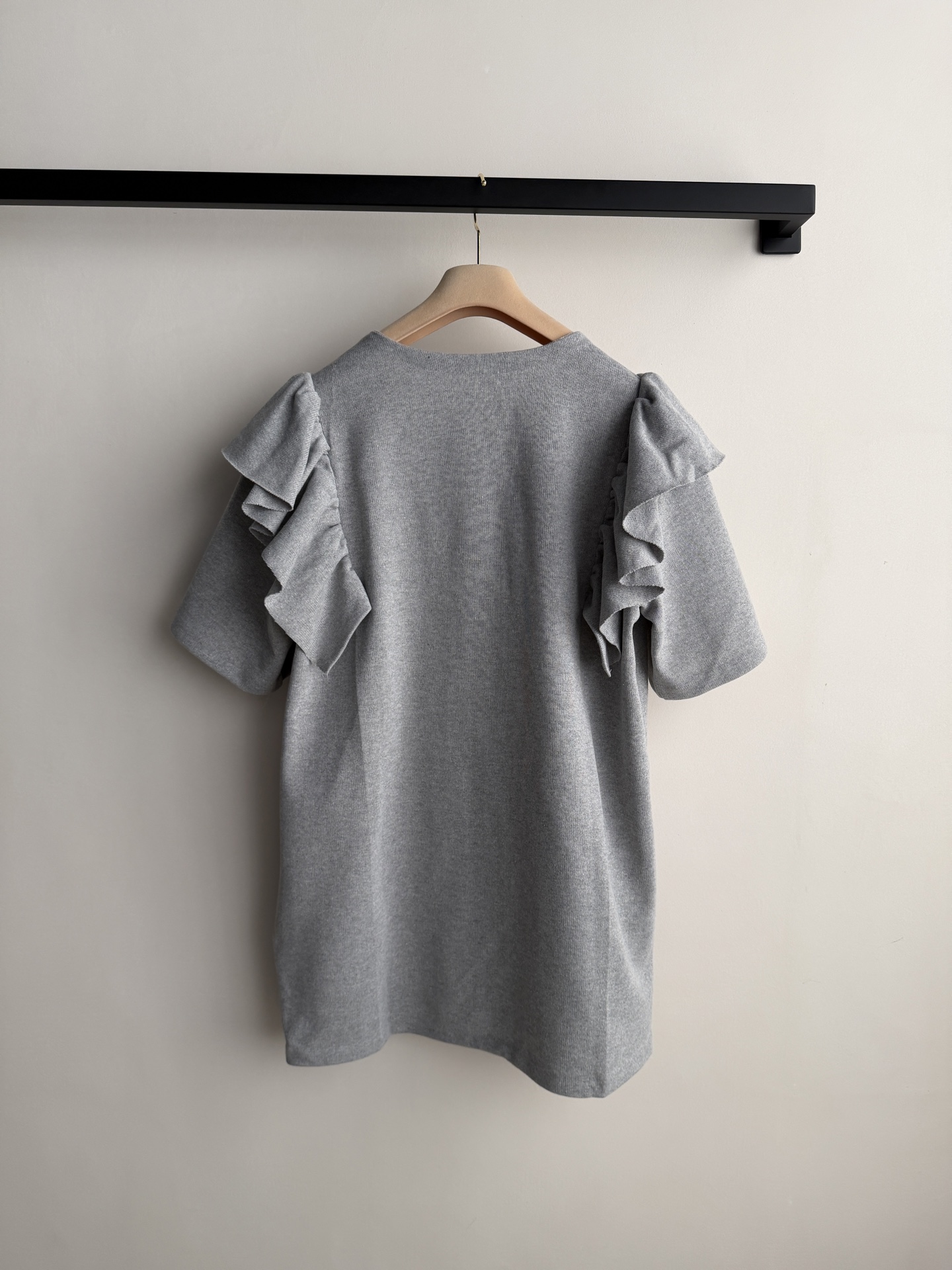 Miumi*🆕26新款 灰调荷叶边 把温柔焊在身上 层叠荷叶袖，是藏不住的少女心呀 浅灰+荷叶边，温柔与