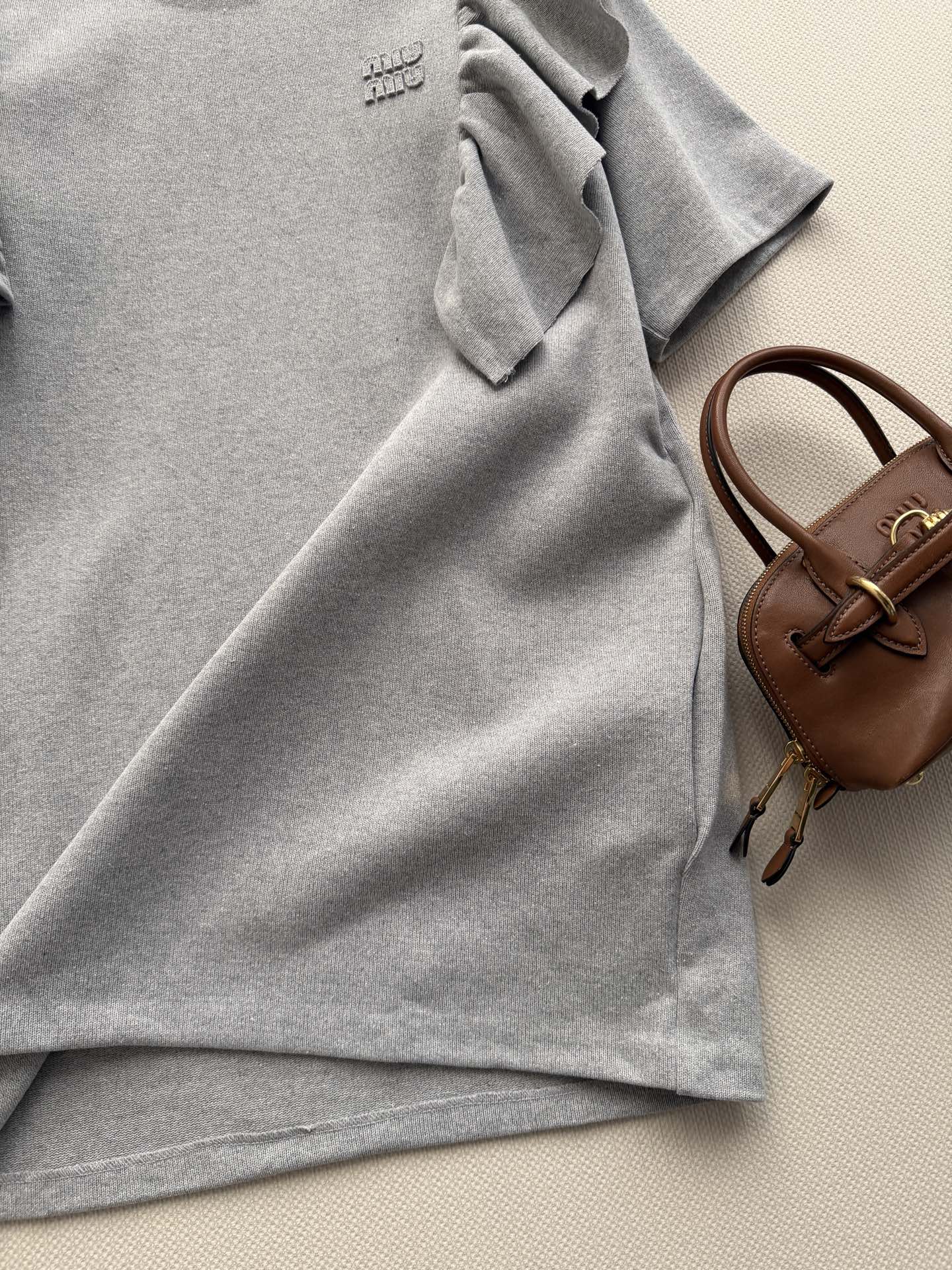 Miumi*🆕26新款 灰调荷叶边 把温柔焊在身上 层叠荷叶袖，是藏不住的少女心呀 浅灰+荷叶边，温柔与