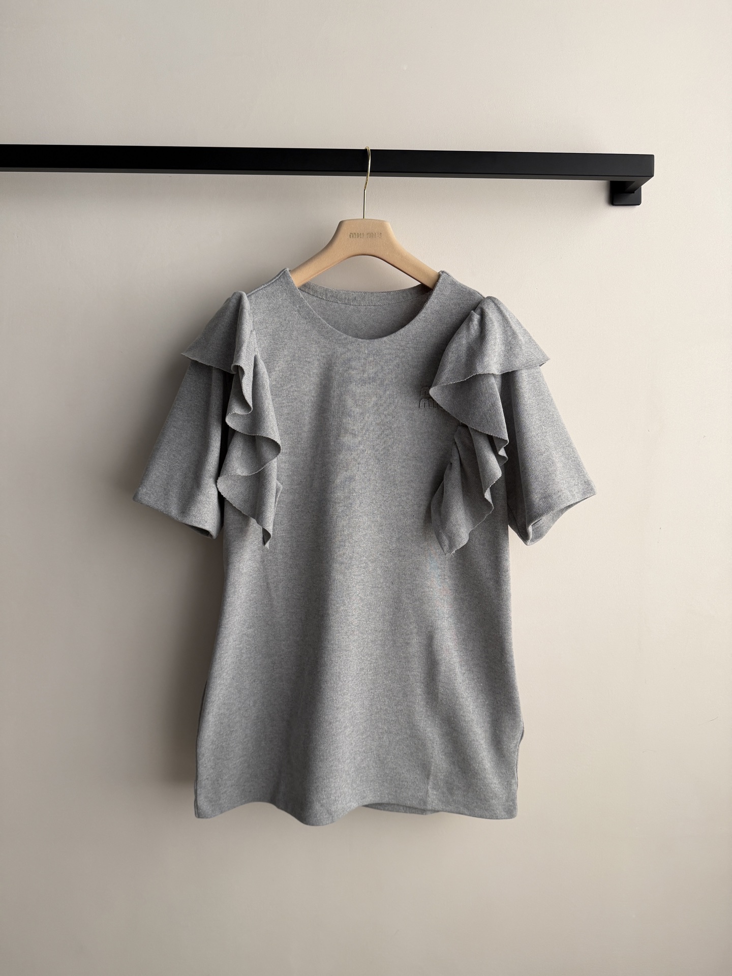 Miumi*🆕26新款 灰调荷叶边 把温柔焊在身上 层叠荷叶袖，是藏不住的少女心呀 浅灰+荷叶边，温柔与