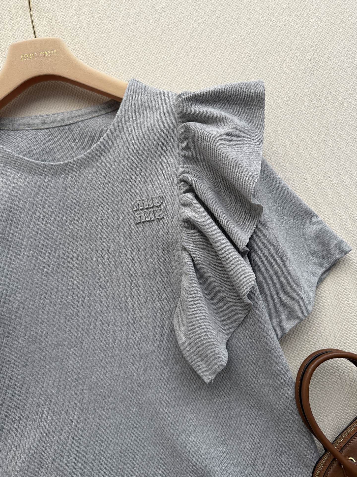 Miumi*🆕26新款 灰调荷叶边 把温柔焊在身上 层叠荷叶袖，是藏不住的少女心呀 浅灰+荷叶边，温柔与