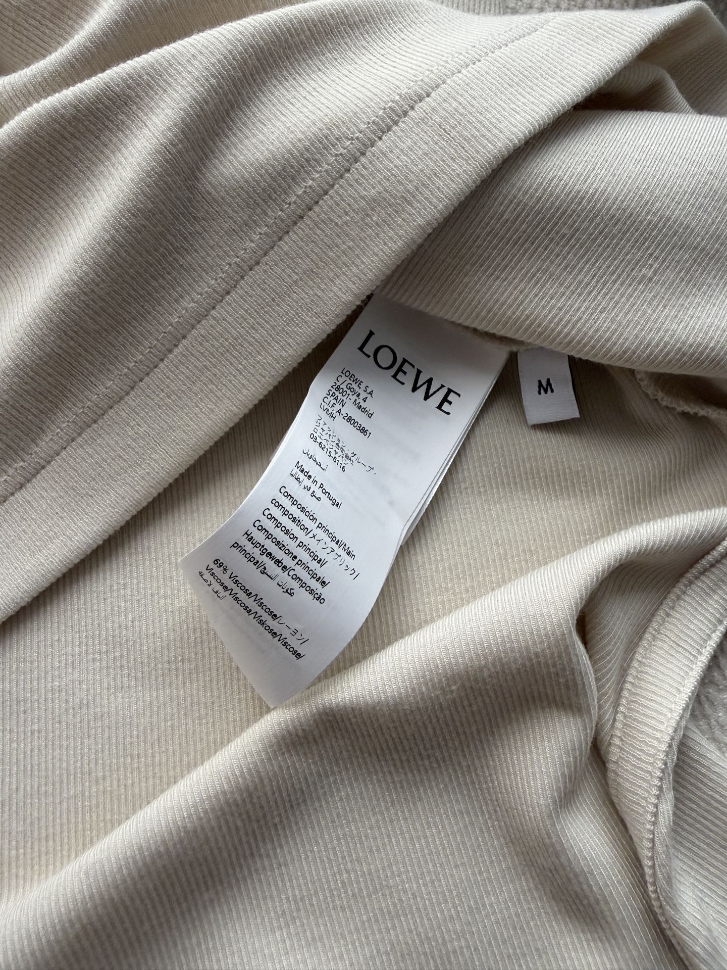 Loew*🆕这款刺绣工字背心，采用高品质面料，垂坠感和透气性都很棒，夏天穿超舒服！工字领设计修饰肩颈线条