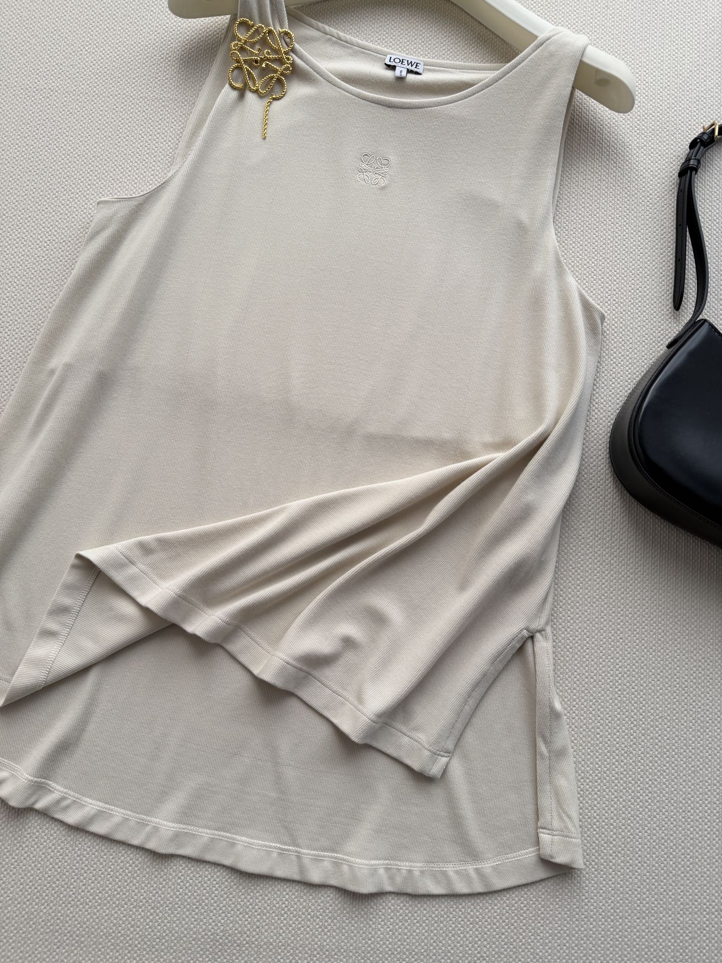 Loew*🆕这款刺绣工字背心，采用高品质面料，垂坠感和透气性都很棒，夏天穿超舒服！工字领设计修饰肩颈线条