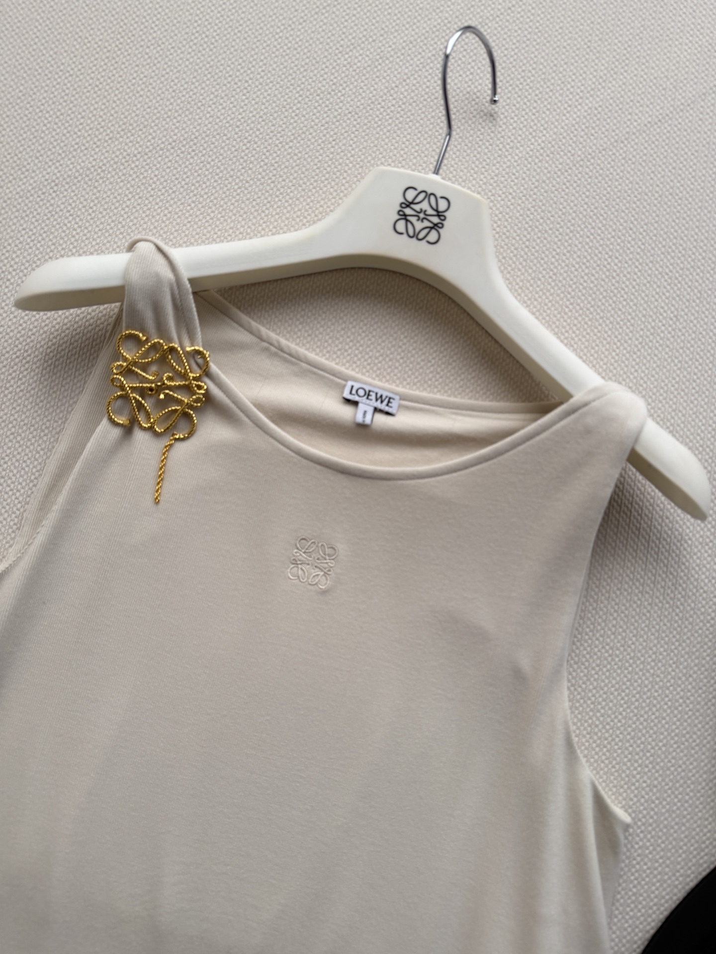 Loew*🆕这款刺绣工字背心，采用高品质面料，垂坠感和透气性都很棒，夏天穿超舒服！工字领设计修饰肩颈线条