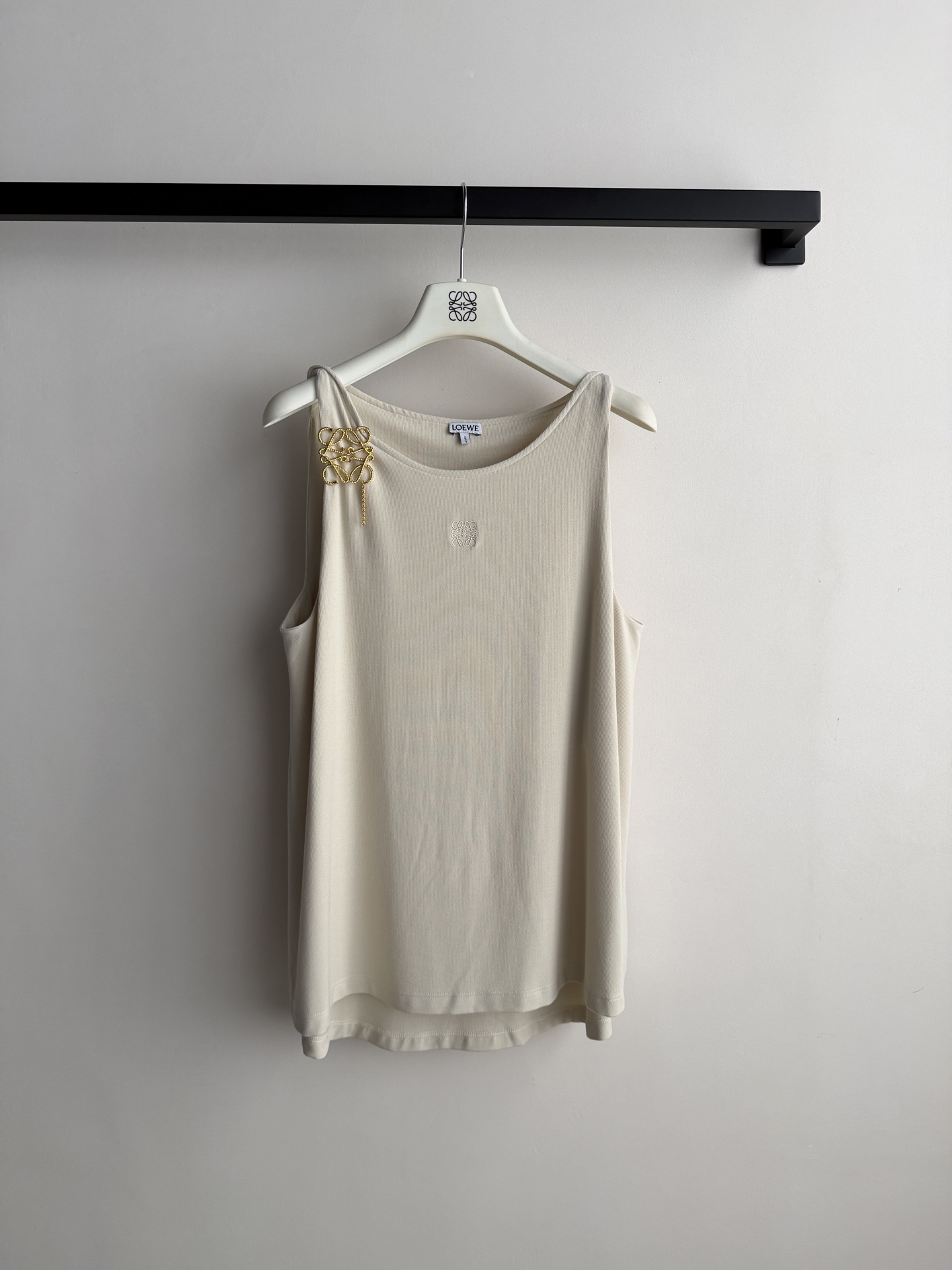 Loew*🆕这款刺绣工字背心，采用高品质面料，垂坠感和透气性都很棒，夏天穿超舒服！工字领设计修饰肩颈线条