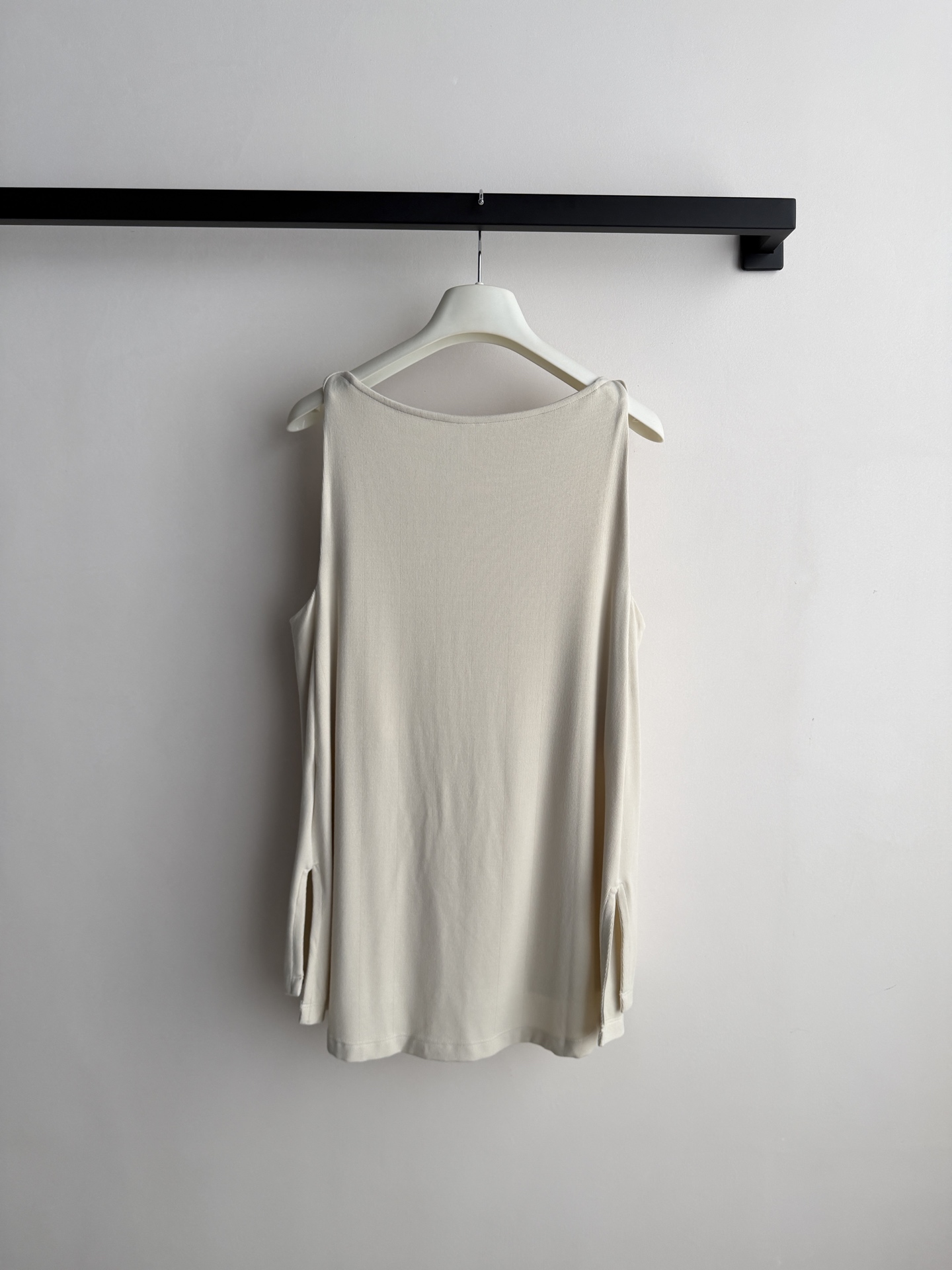 Loew*🆕这款刺绣工字背心，采用高品质面料，垂坠感和透气性都很棒，夏天穿超舒服！工字领设计修饰肩颈线条