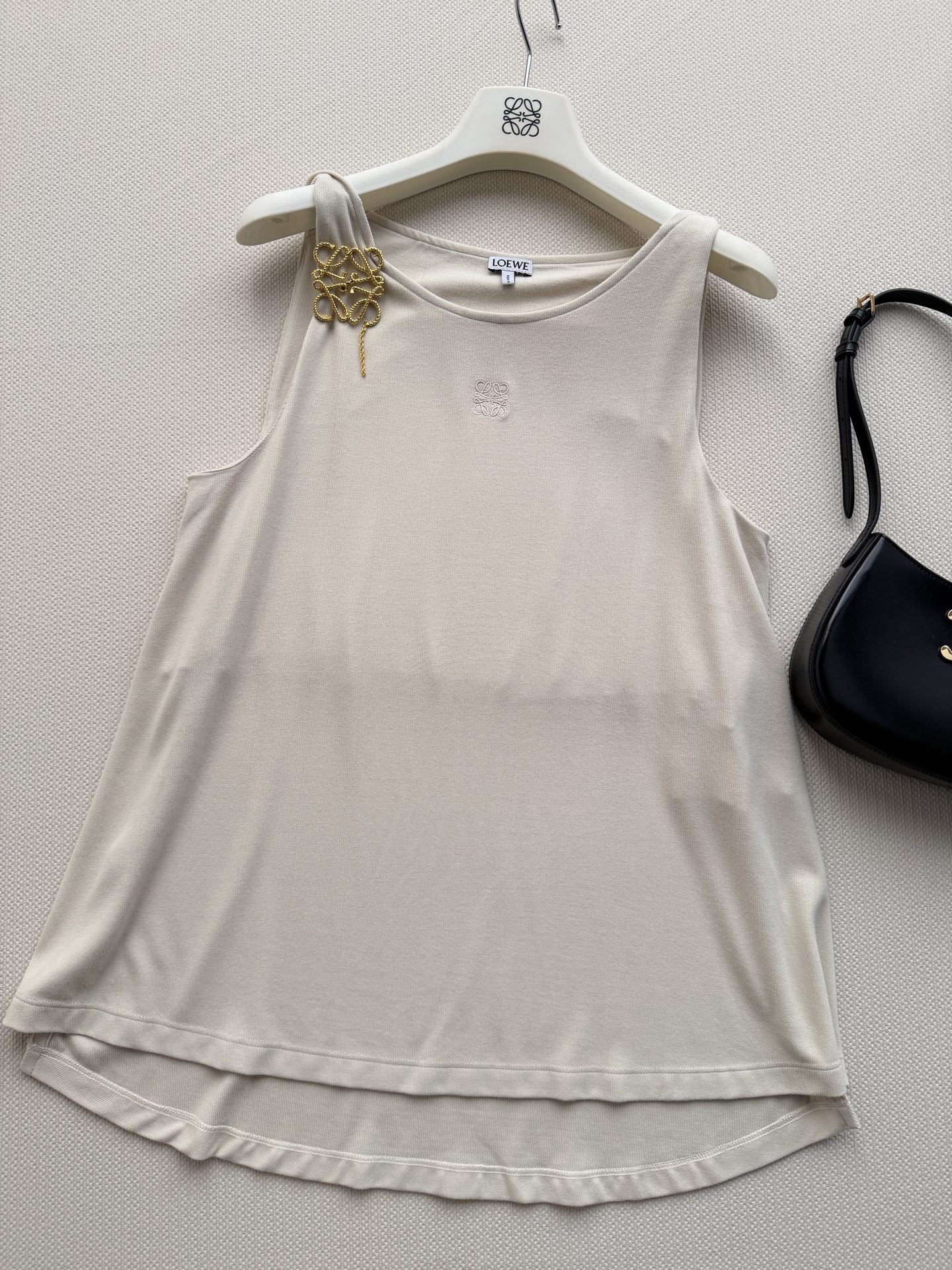 Loew*🆕这款刺绣工字背心，采用高品质面料，垂坠感和透气性都很棒，夏天穿超舒服！工字领设计修饰肩颈线条