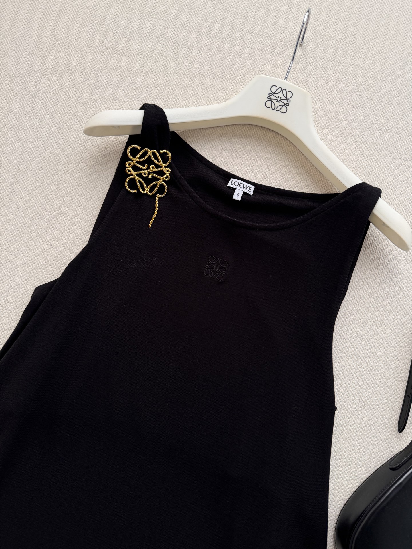 Loew*🆕这款刺绣工字背心，采用高品质面料，垂坠感和透气性都很棒，夏天穿超舒服！工字领设计修饰肩颈线条