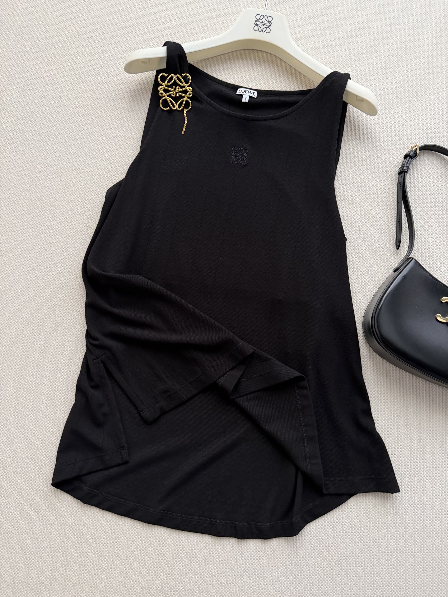 Loew*🆕这款刺绣工字背心，采用高品质面料，垂坠感和透气性都很棒，夏天穿超舒服！工字领设计修饰肩颈线条