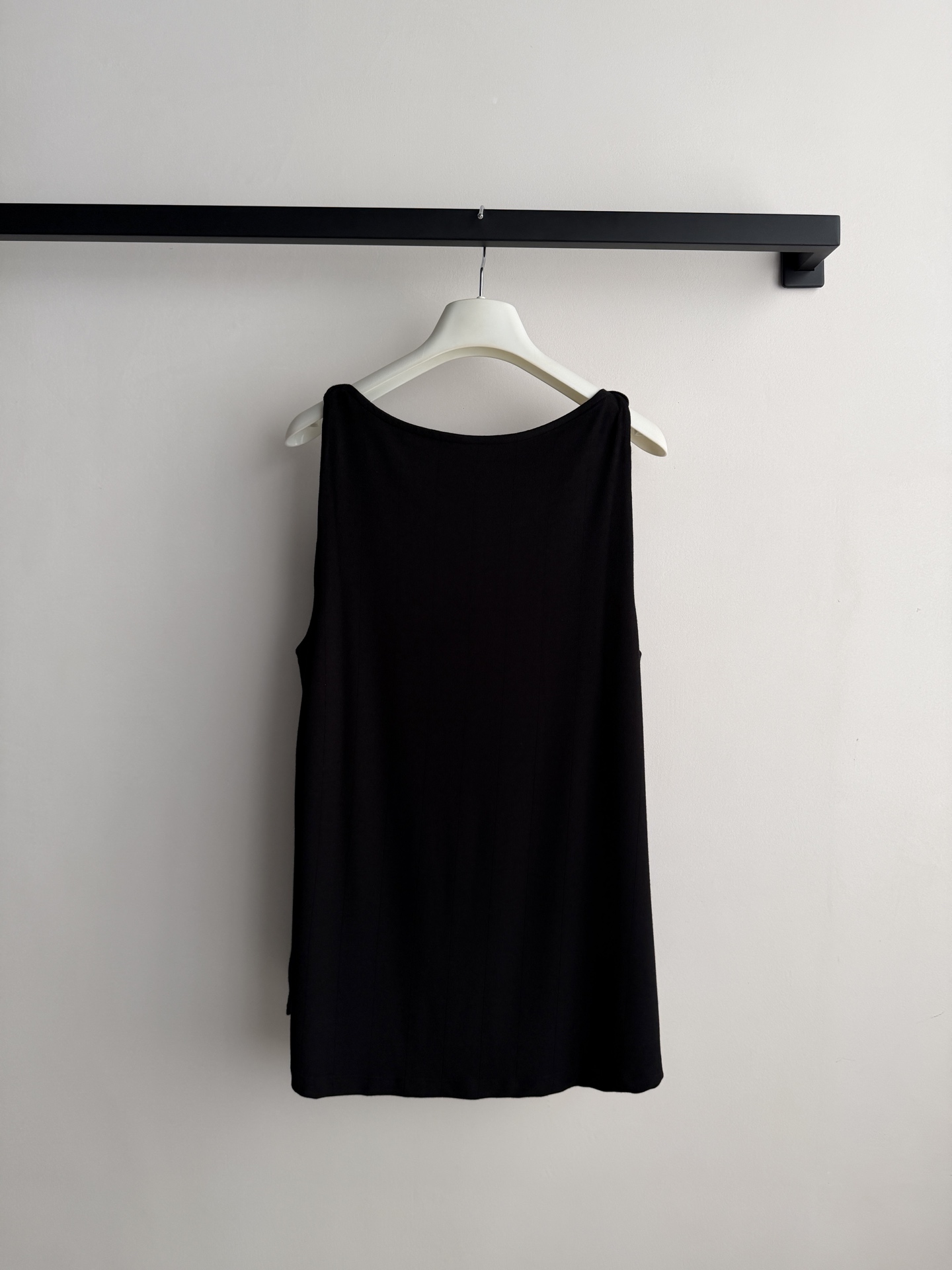 Loew*🆕这款刺绣工字背心，采用高品质面料，垂坠感和透气性都很棒，夏天穿超舒服！工字领设计修饰肩颈线条