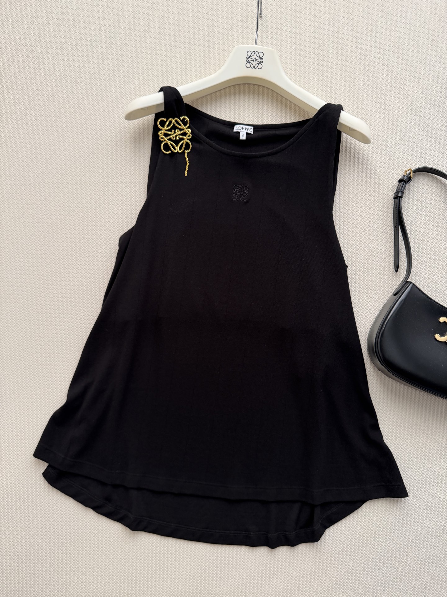 Loew*🆕这款刺绣工字背心，采用高品质面料，垂坠感和透气性都很棒，夏天穿超舒服！工字领设计修饰肩颈线条