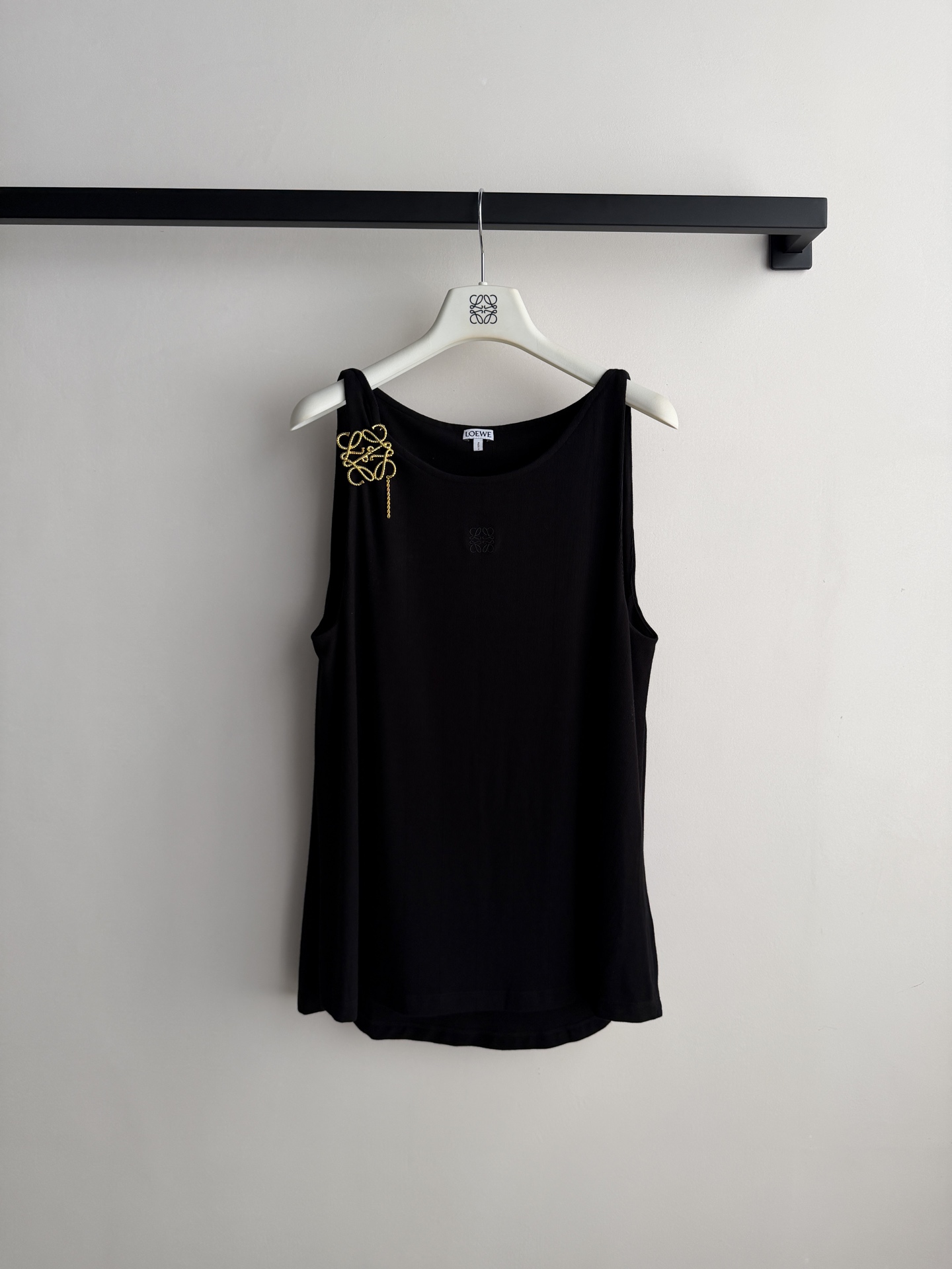 Loew*🆕这款刺绣工字背心，采用高品质面料，垂坠感和透气性都很棒，夏天穿超舒服！工字领设计修饰肩颈线条