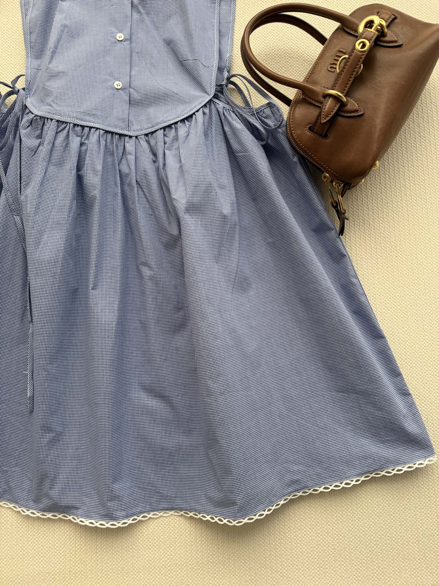 Miumi* 🆕ss26全新系列 小格纹减龄实穿 蓝调娃娃领衬衫面料连衣裙 侧面镂空剪裁 用料十足 春夏