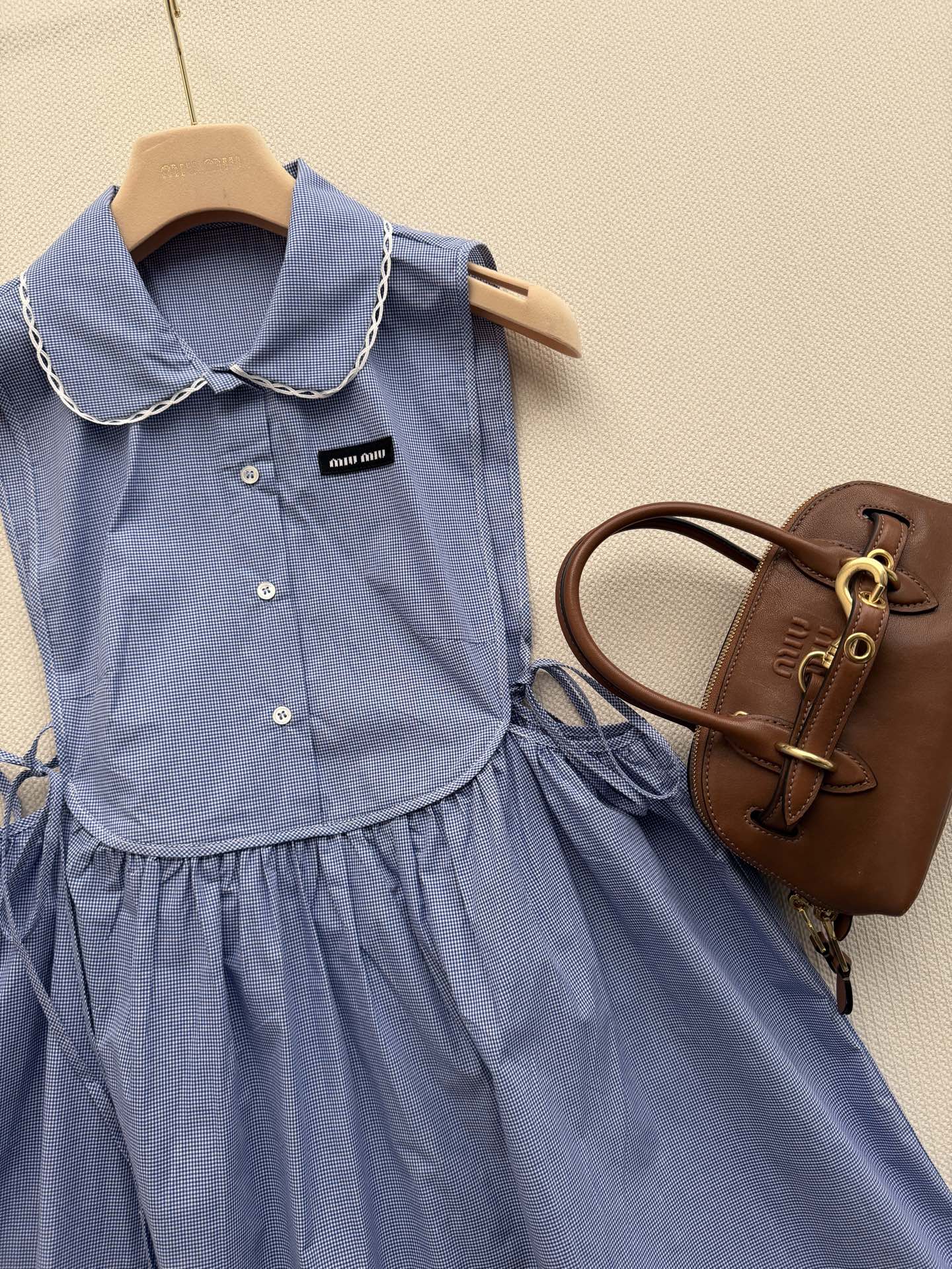 Miumi* 🆕ss26全新系列 小格纹减龄实穿 蓝调娃娃领衬衫面料连衣裙 侧面镂空剪裁 用料十足 春夏