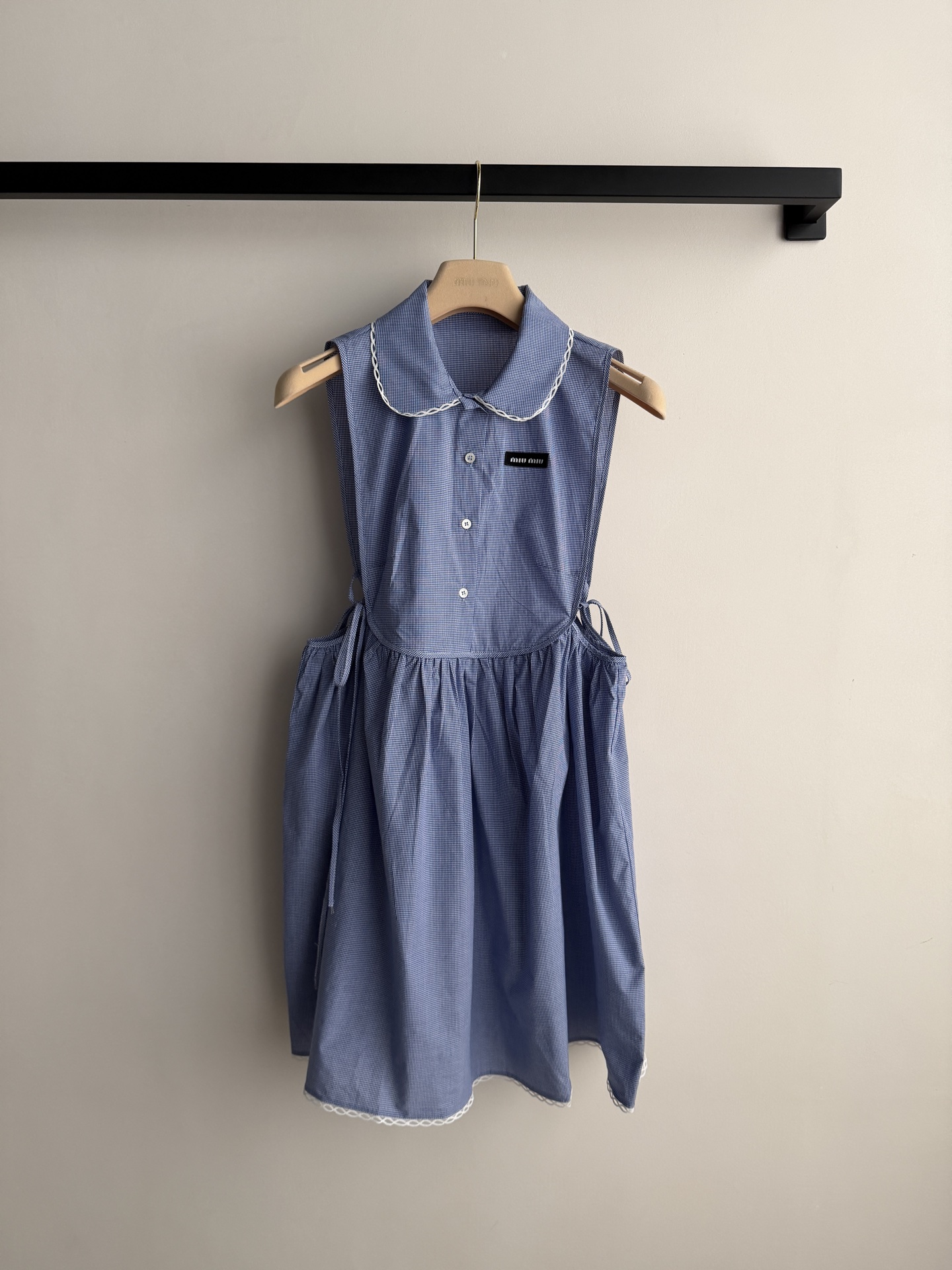 Miumi* 🆕ss26全新系列 小格纹减龄实穿 蓝调娃娃领衬衫面料连衣裙 侧面镂空剪裁 用料十足 春夏